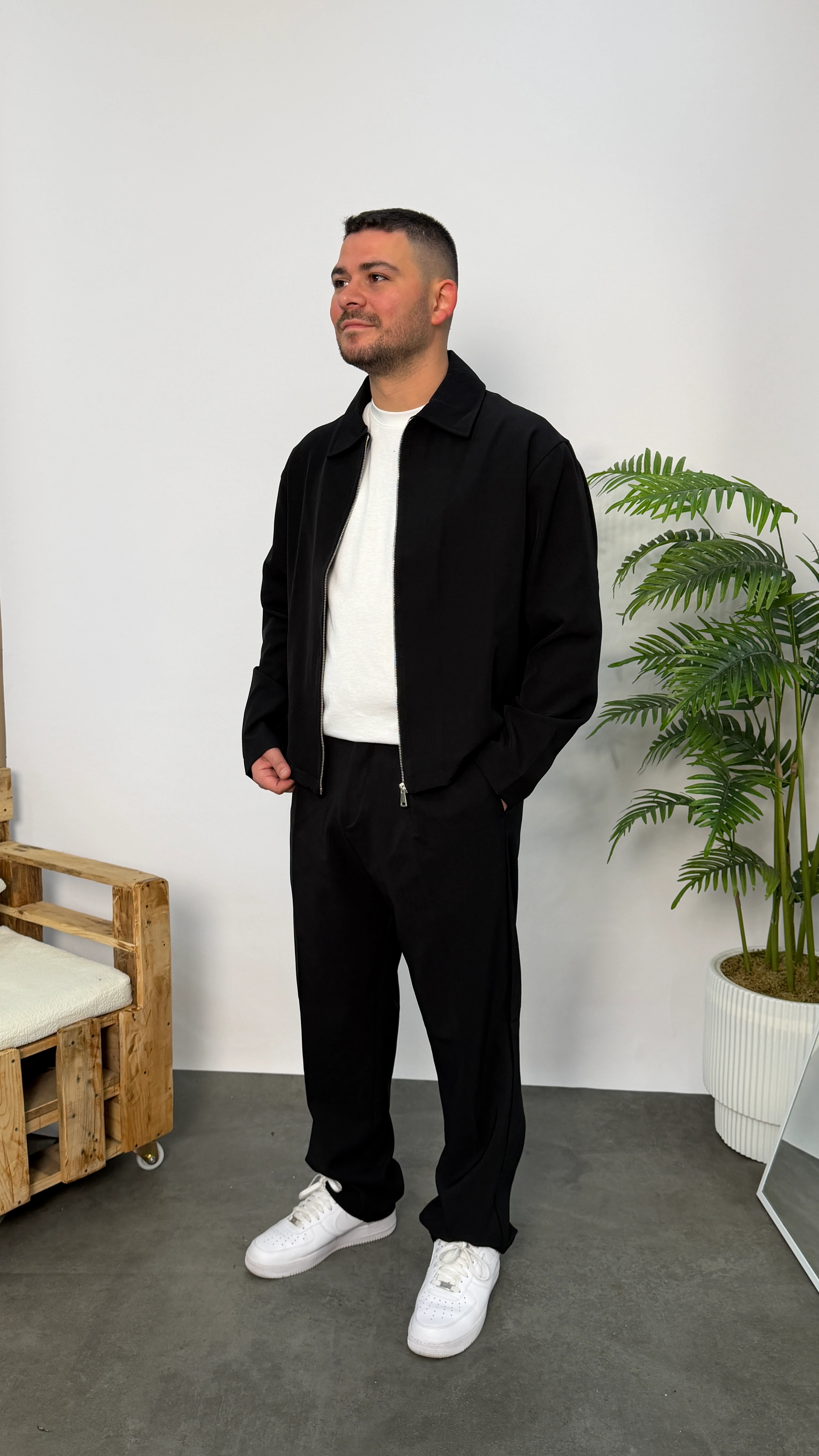 Siyah Kırışmaz Kumaş Crop Ceketli Takım