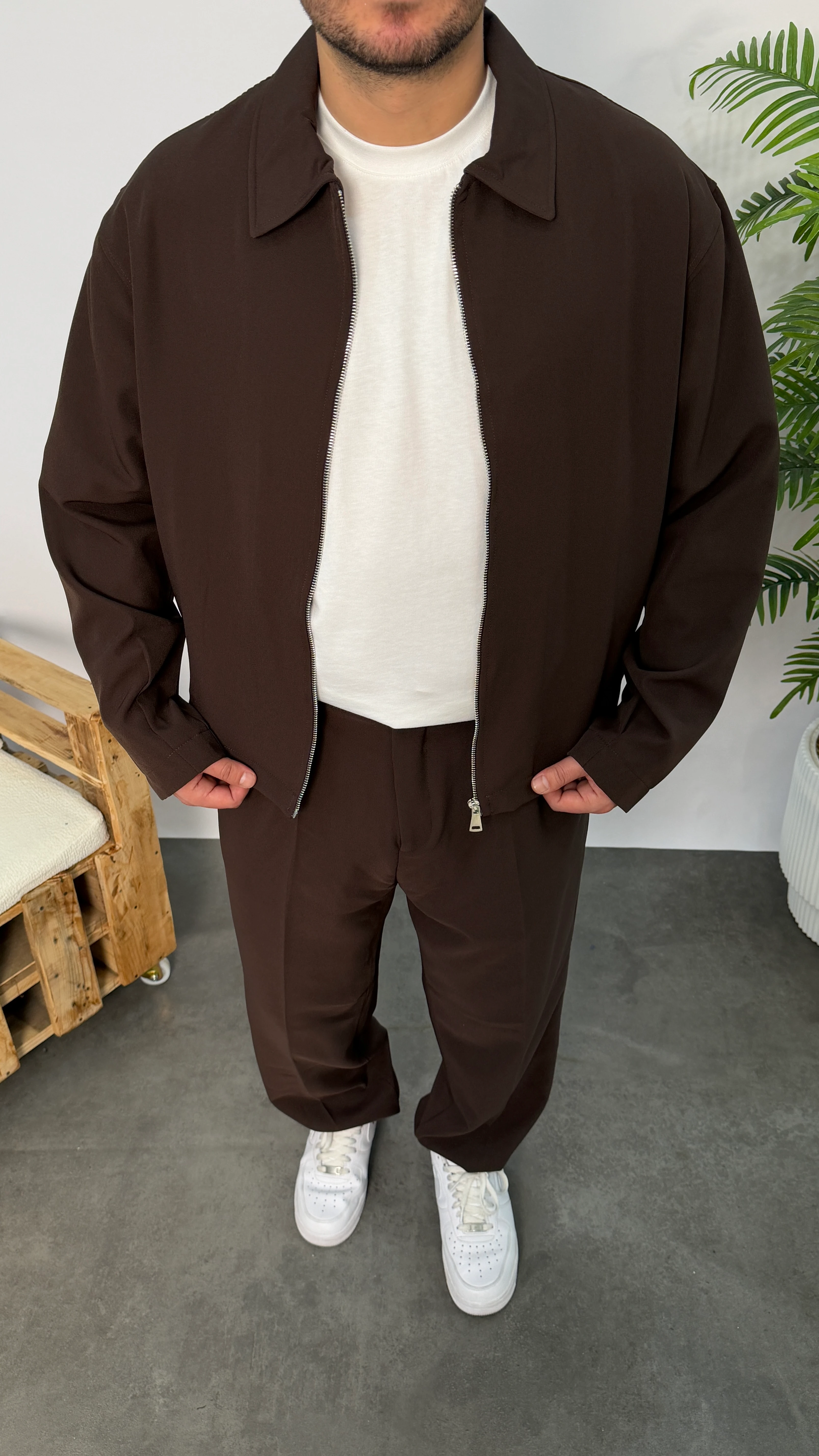 Kahverengi Kırışmaz Kumaş Crop Ceketli Takım