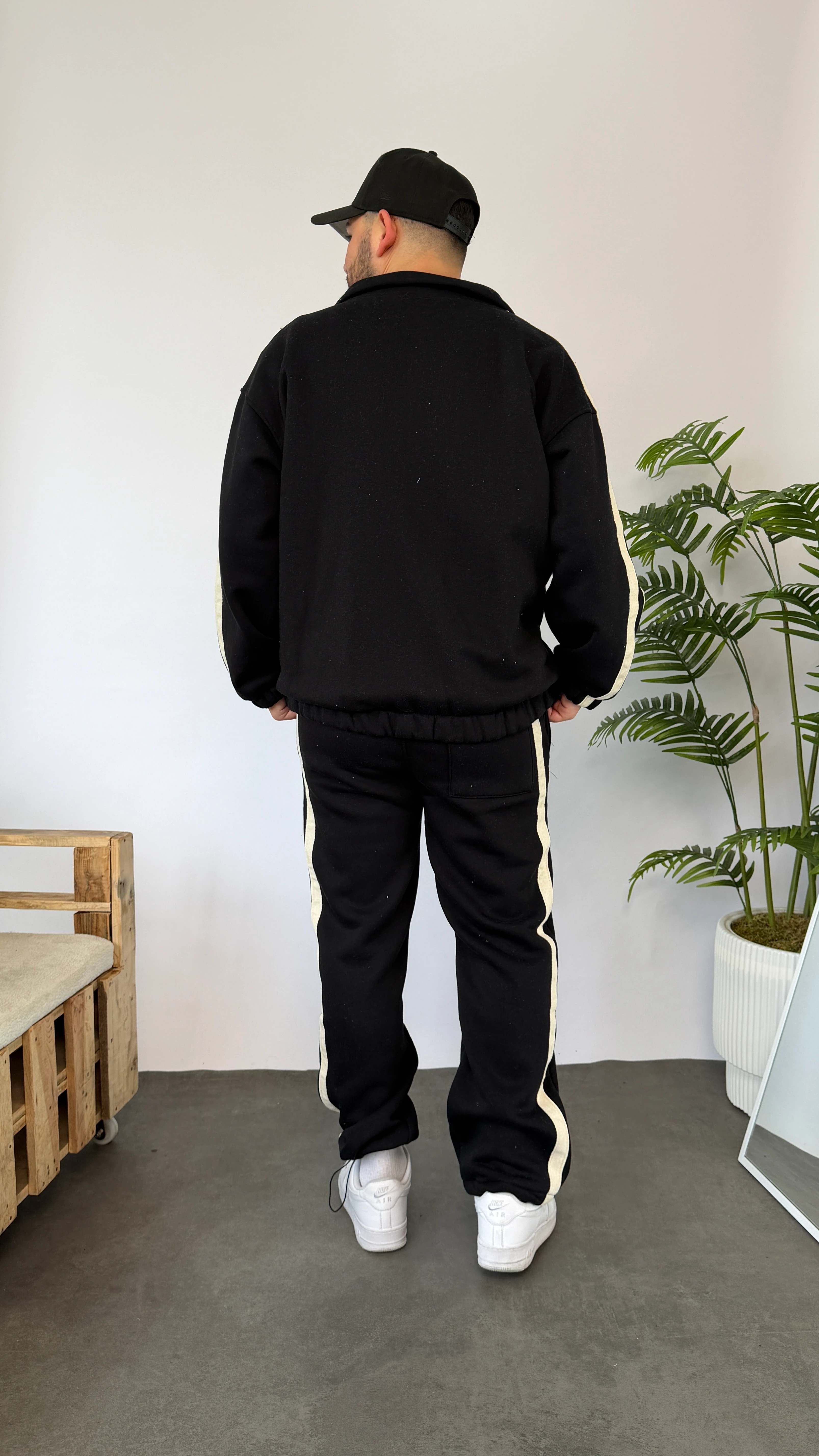 Siyah Şerit Detaylı Stoper Paça Eşofman Takımı