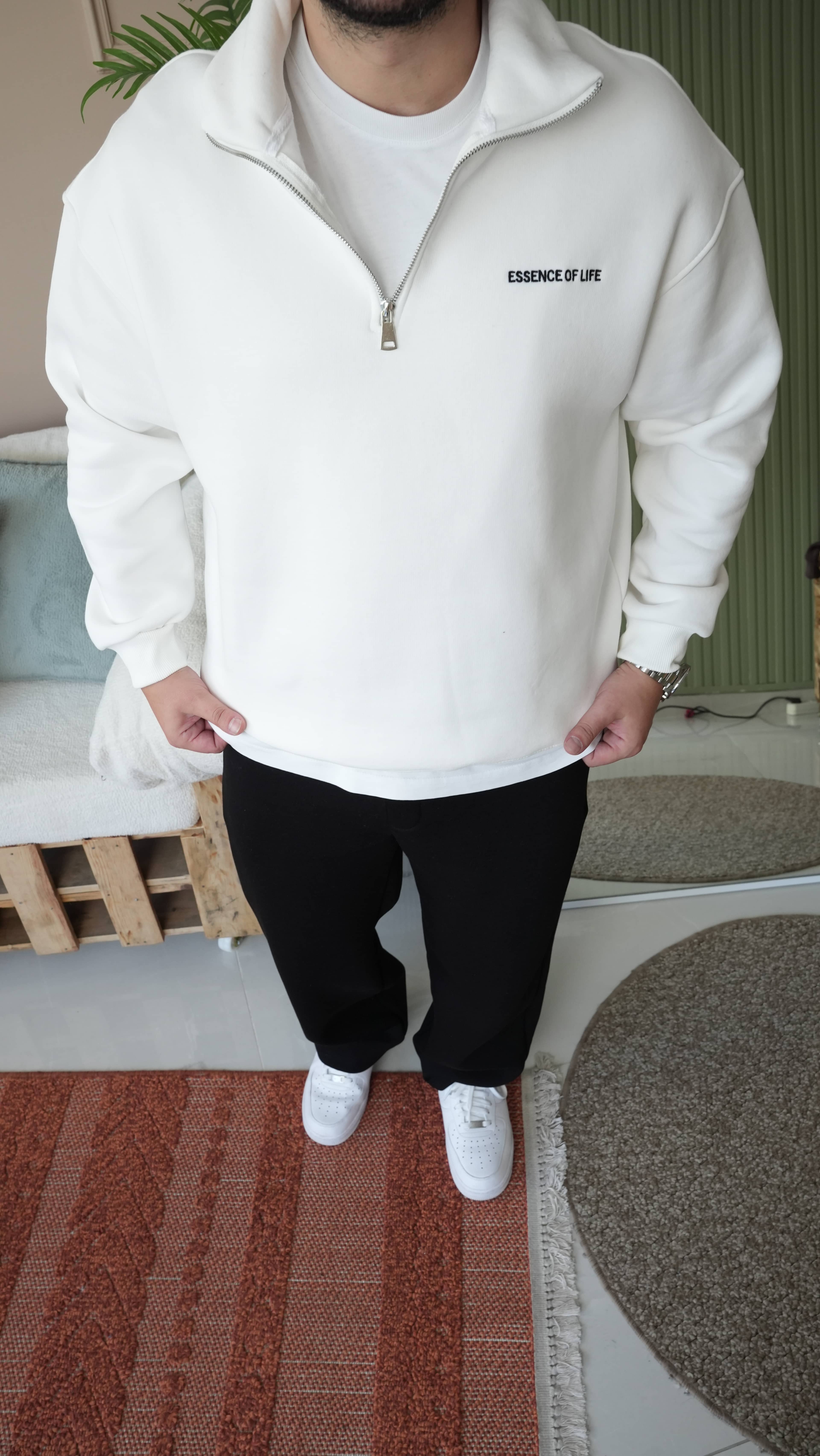 Essence Nakışı Yarım Fermuarlı Oversize Beyaz Sweatshirt