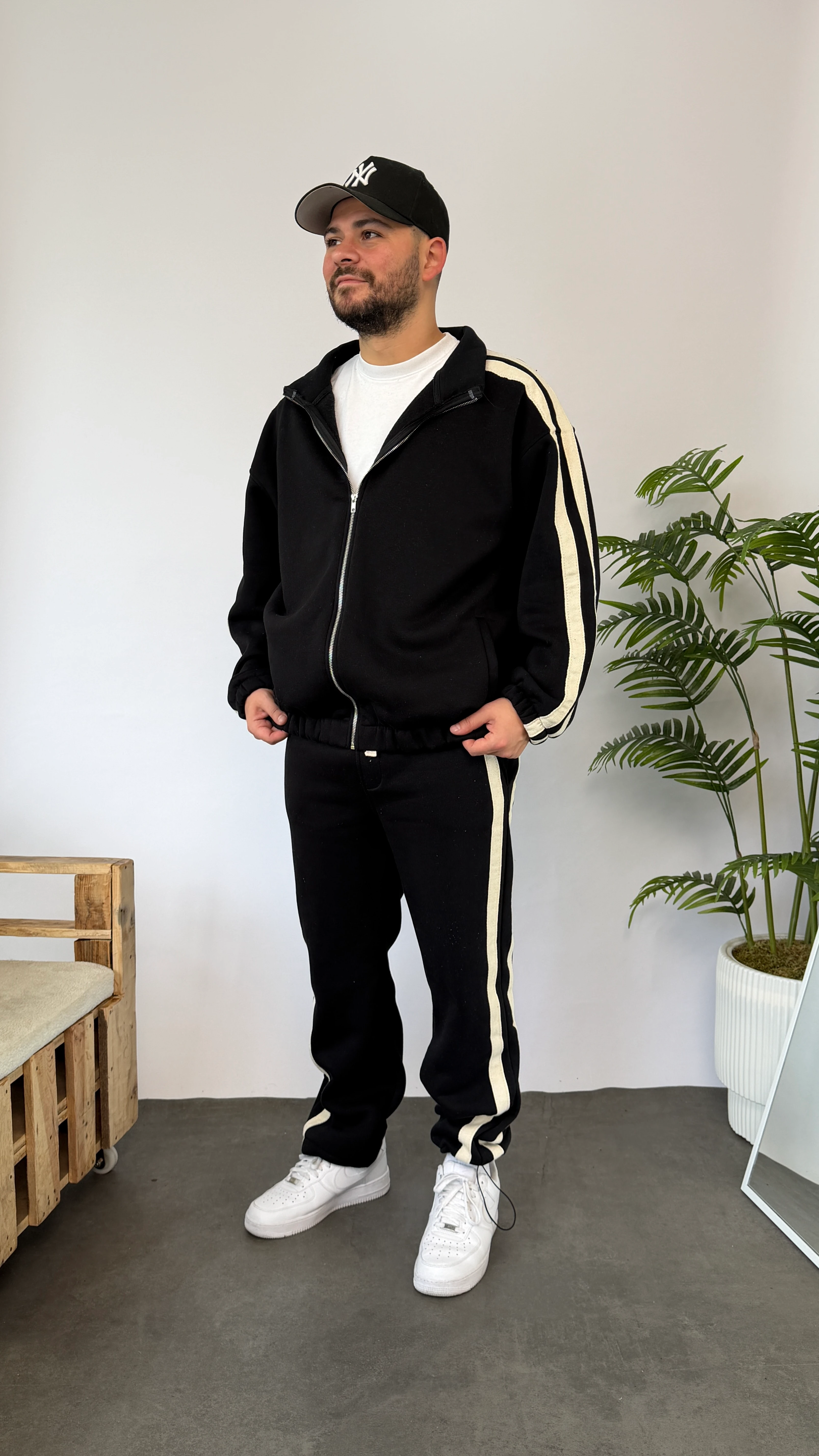 Siyah Şerit Detaylı Stoper Paça Eşofman Takımı