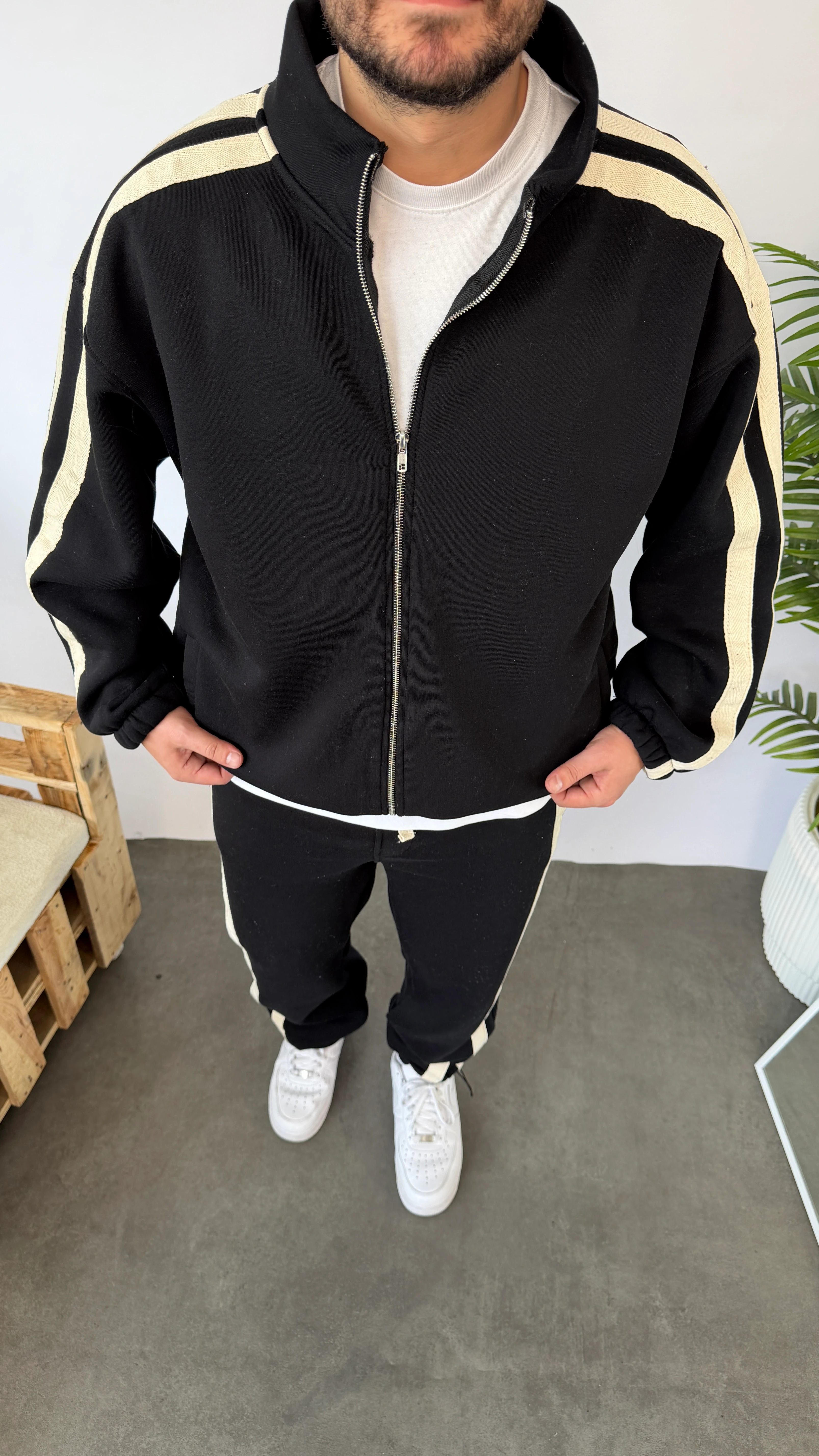 Siyah Şerit Detaylı Stoper Paça Eşofman Takımı