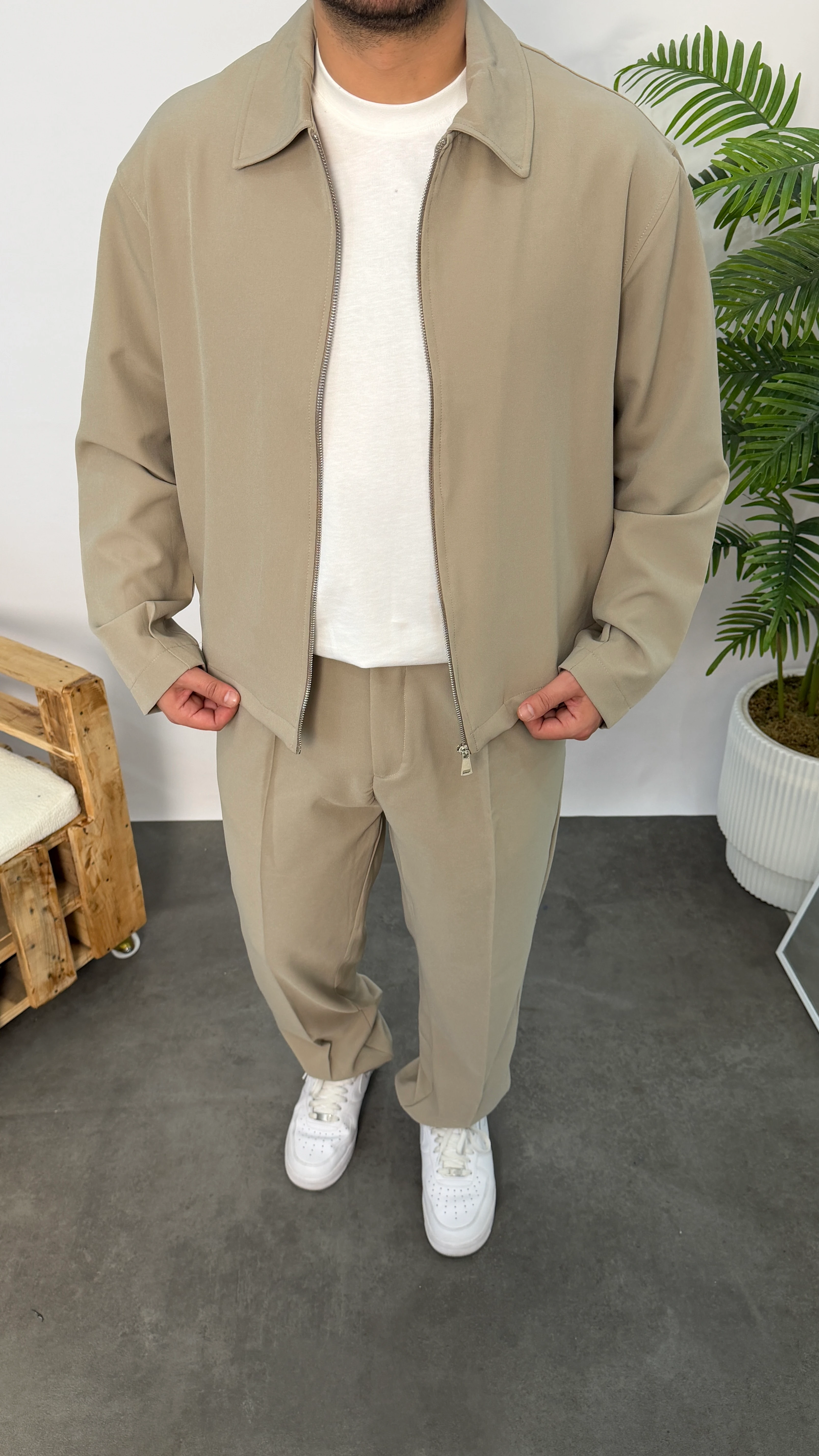 Krem Buruşmaz Kumaş Crop Ceketli Takım