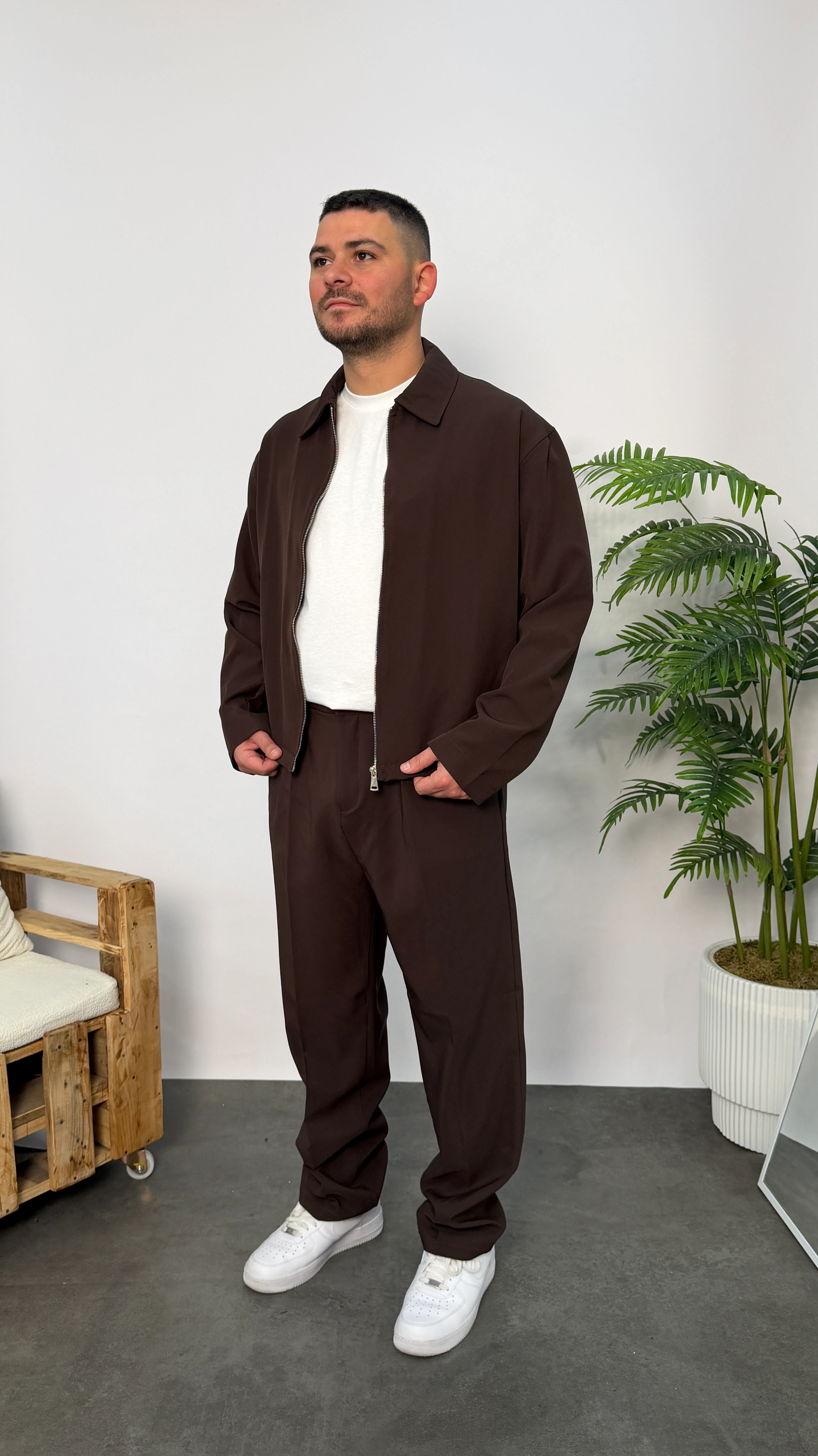 Kahverengi Kırışmaz Kumaş Crop Ceketli Takım