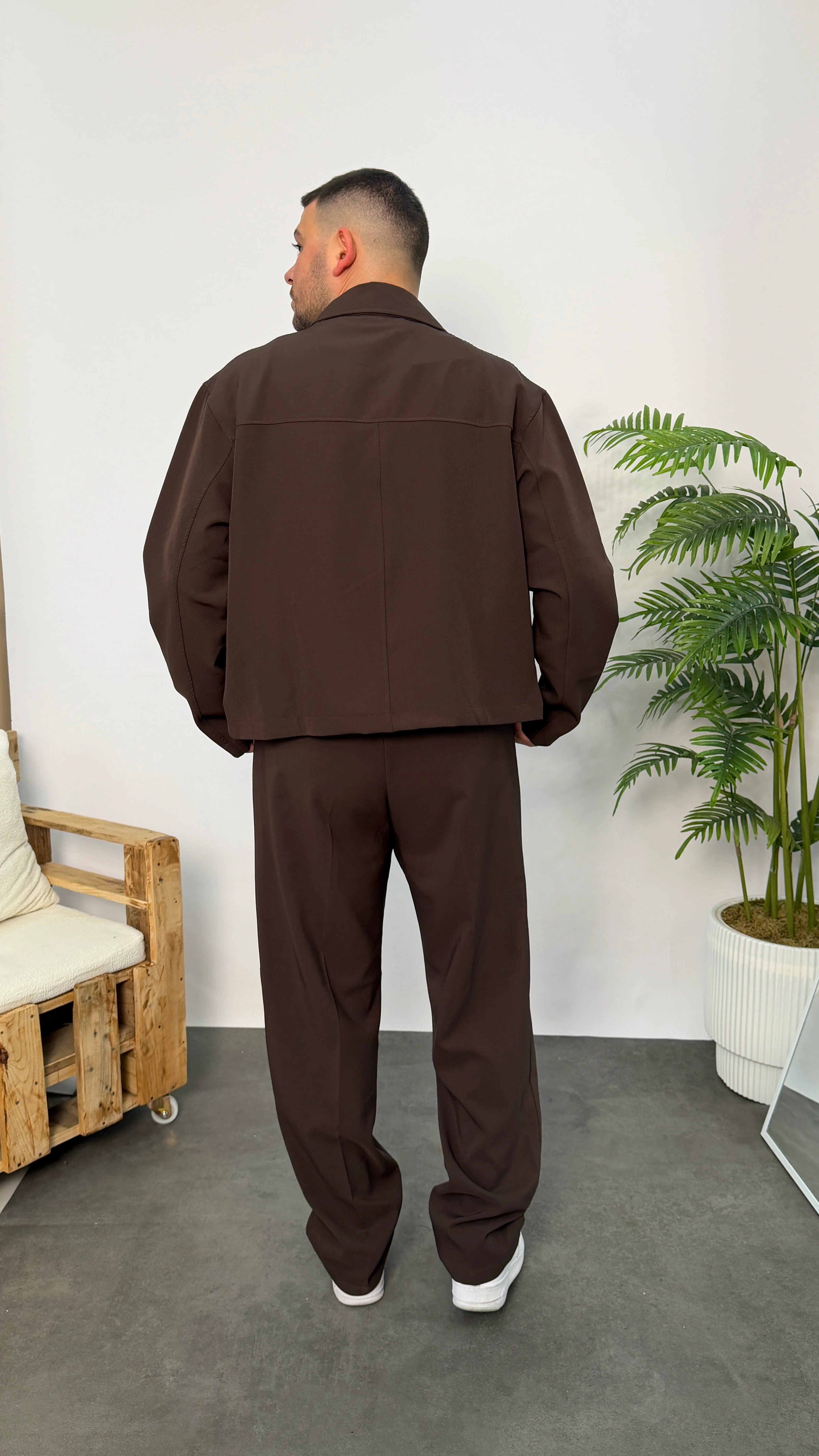 Kahverengi Kırışmaz Kumaş Crop Ceketli Takım