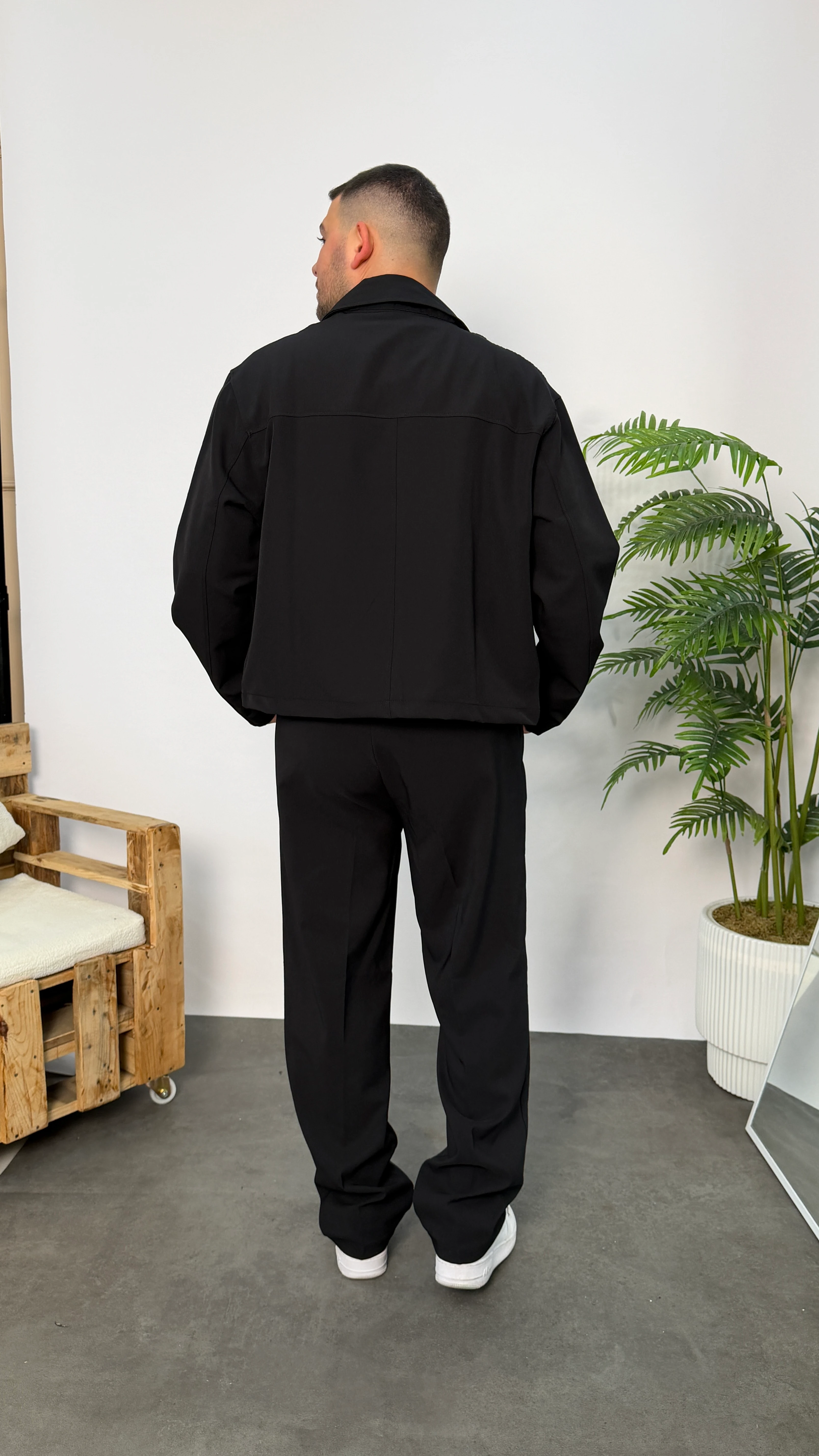 Siyah Kırışmaz Kumaş Crop Ceketli Takım