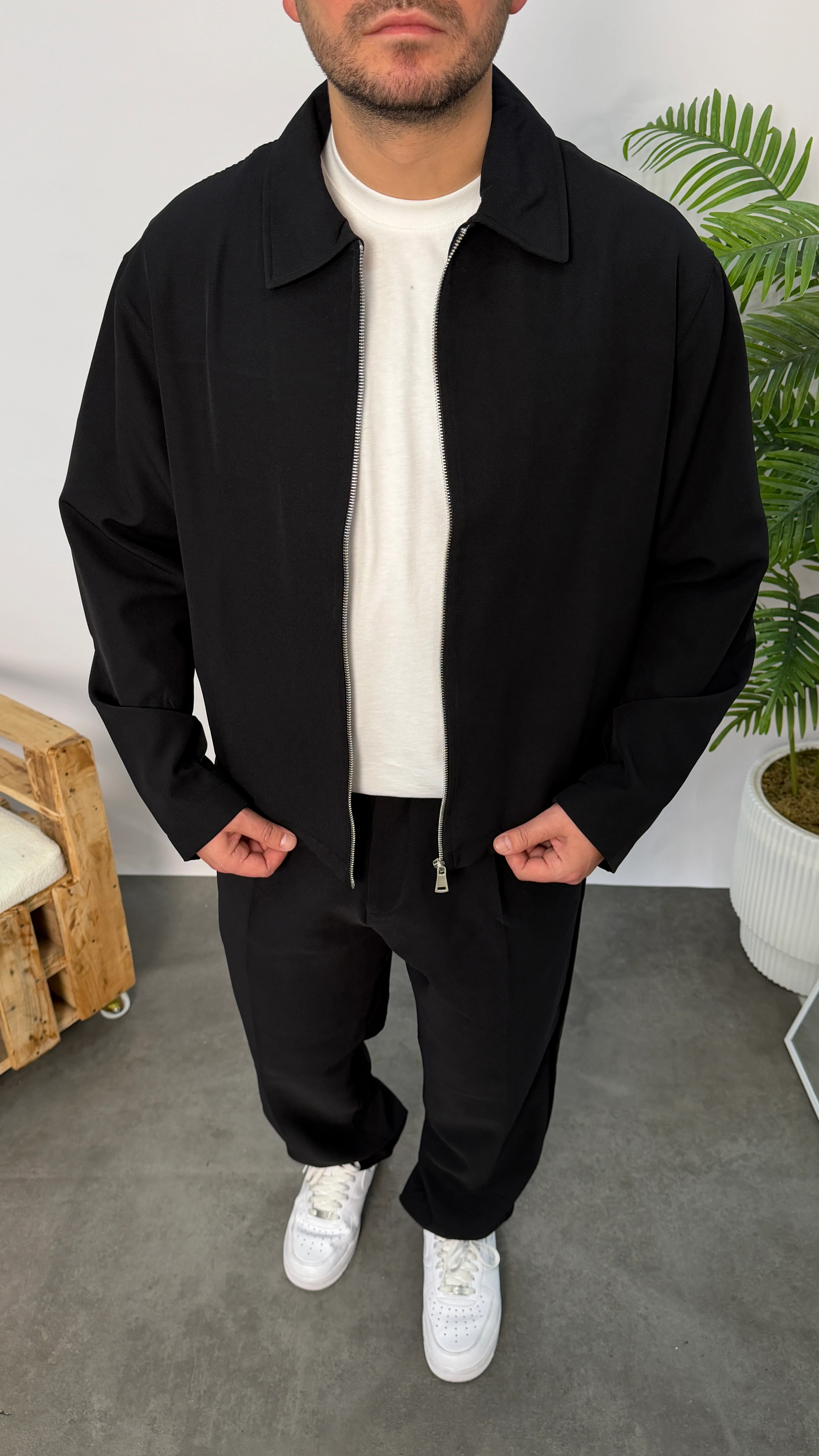 Siyah Kırışmaz Kumaş Crop Ceketli Takım