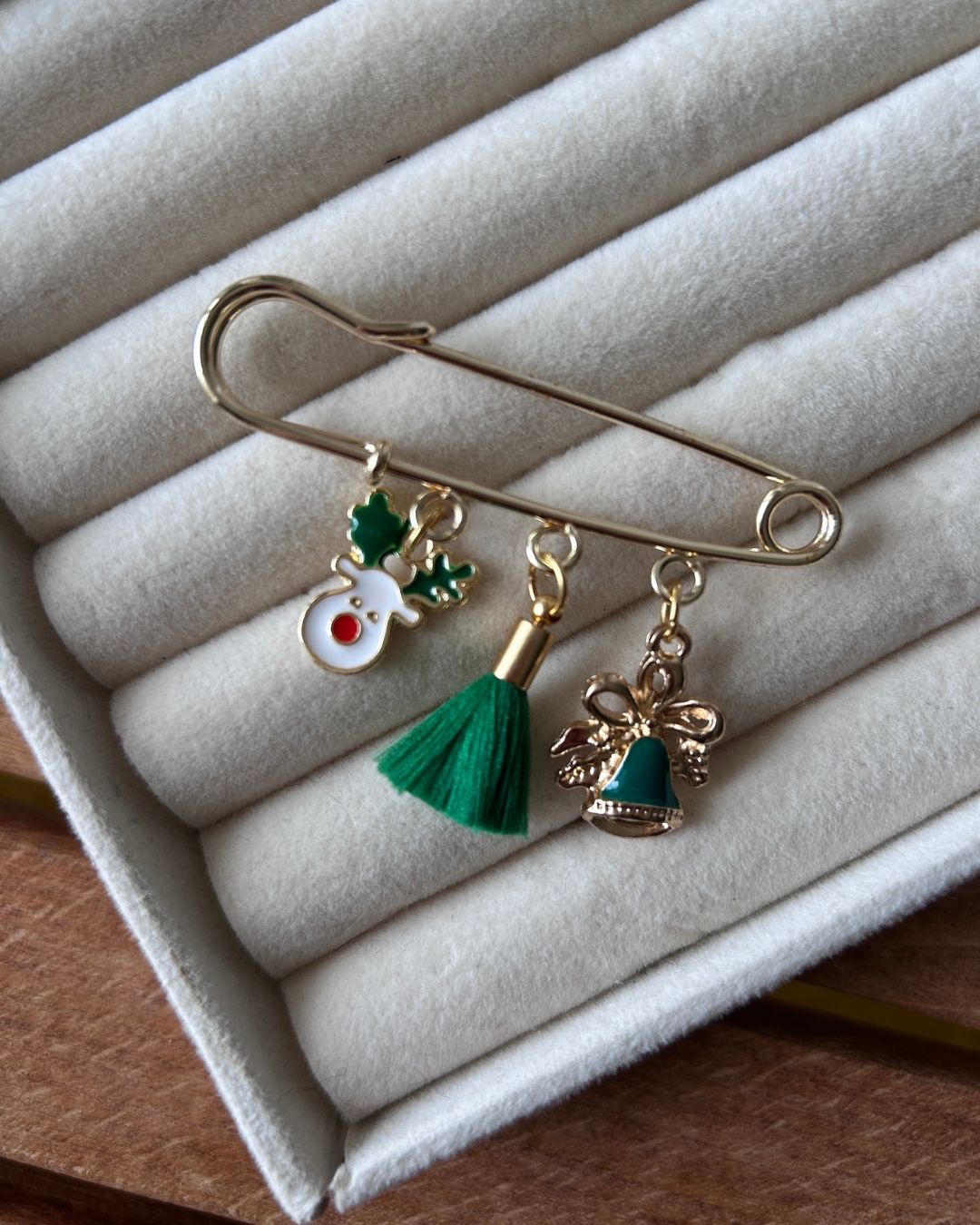 Yeşil Yeni Yıl Konsept Charm Detay Yaka İğnesi