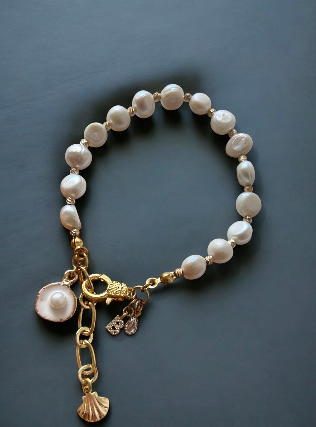 Barok İnci İstiridye ve Zirkon Harf Charm Detay Tasarım Bileklik