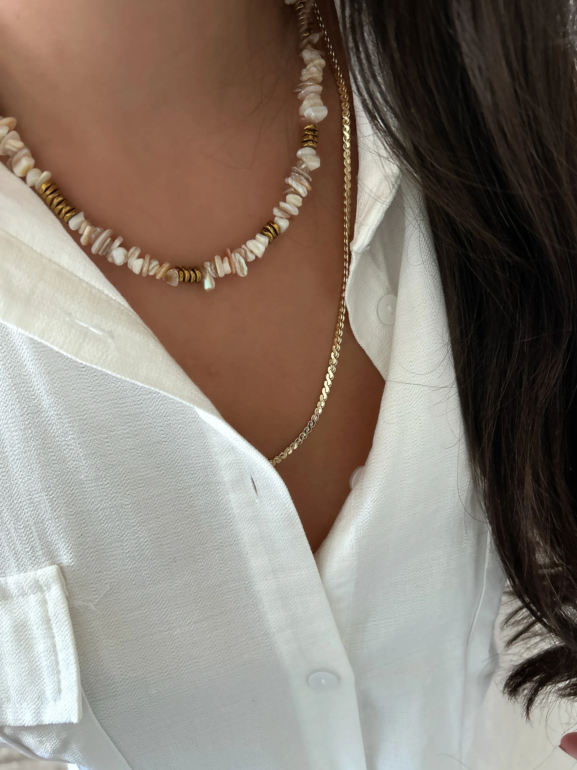 Sonsuz Zarafet: Altın Dokunuşlu Doğal Ekru Sedef Taşlı Kolye