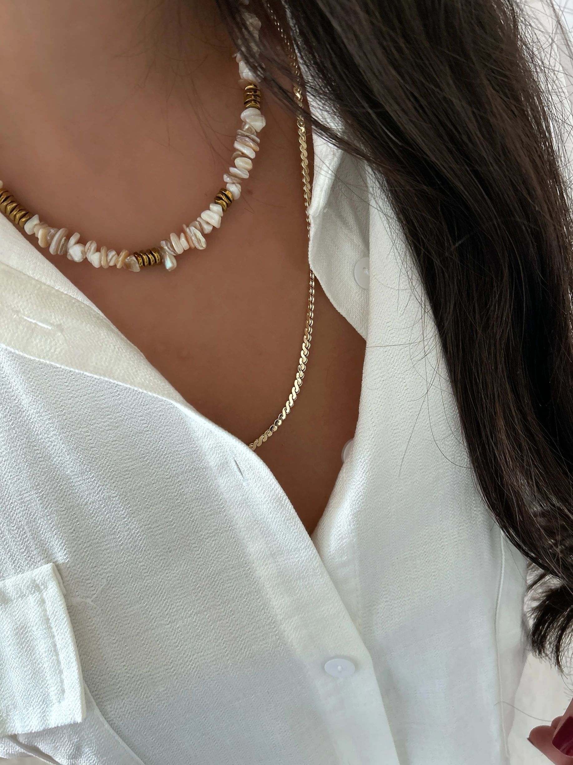 Sonsuz Zarafet: Altın Dokunuşlu Doğal Ekru Sedef Taşlı Kolye