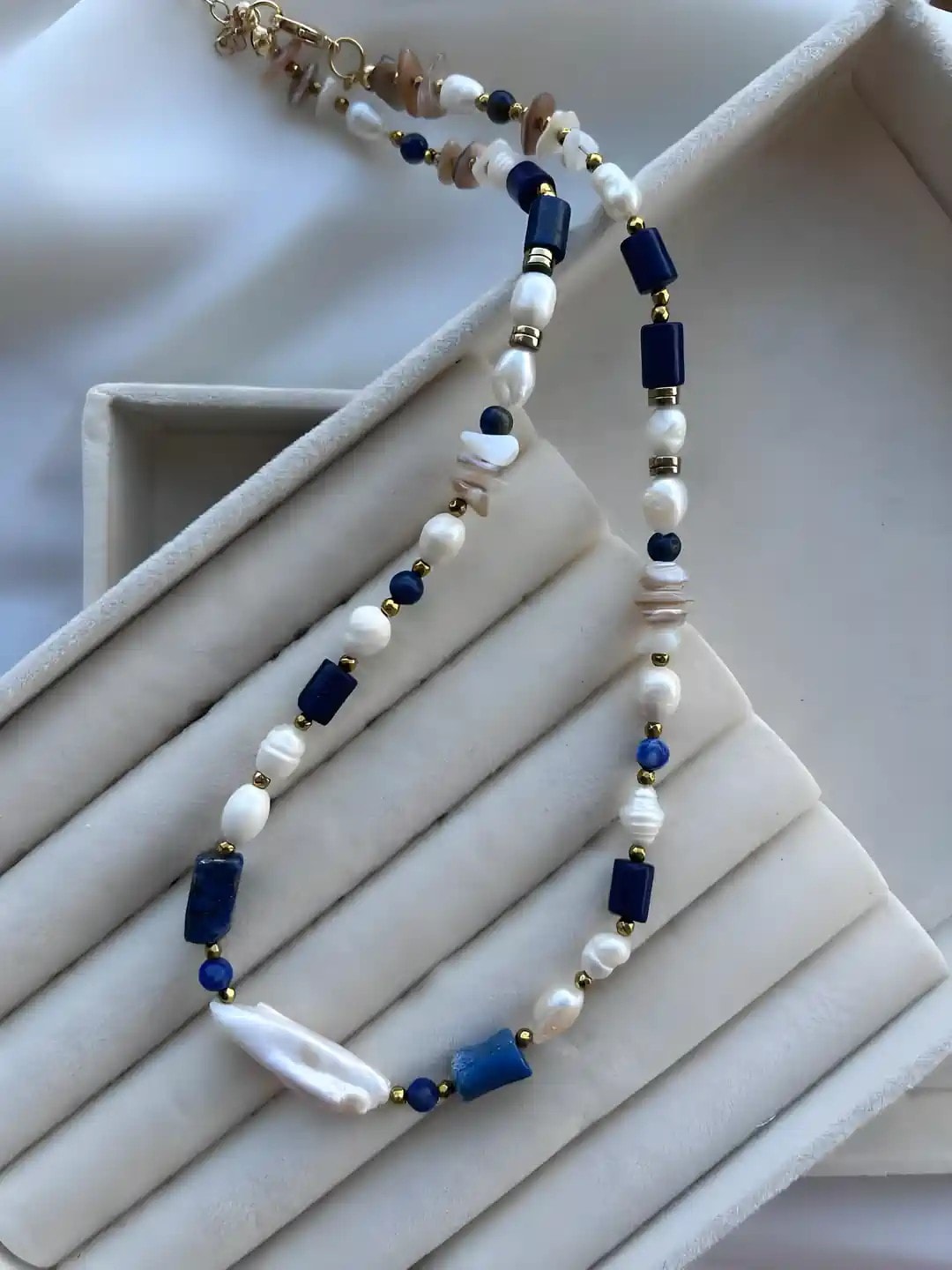 Elysian Luxe – Lapis Lazuli ve Doğal İnci Taşlı Özel Tasarım Kolye