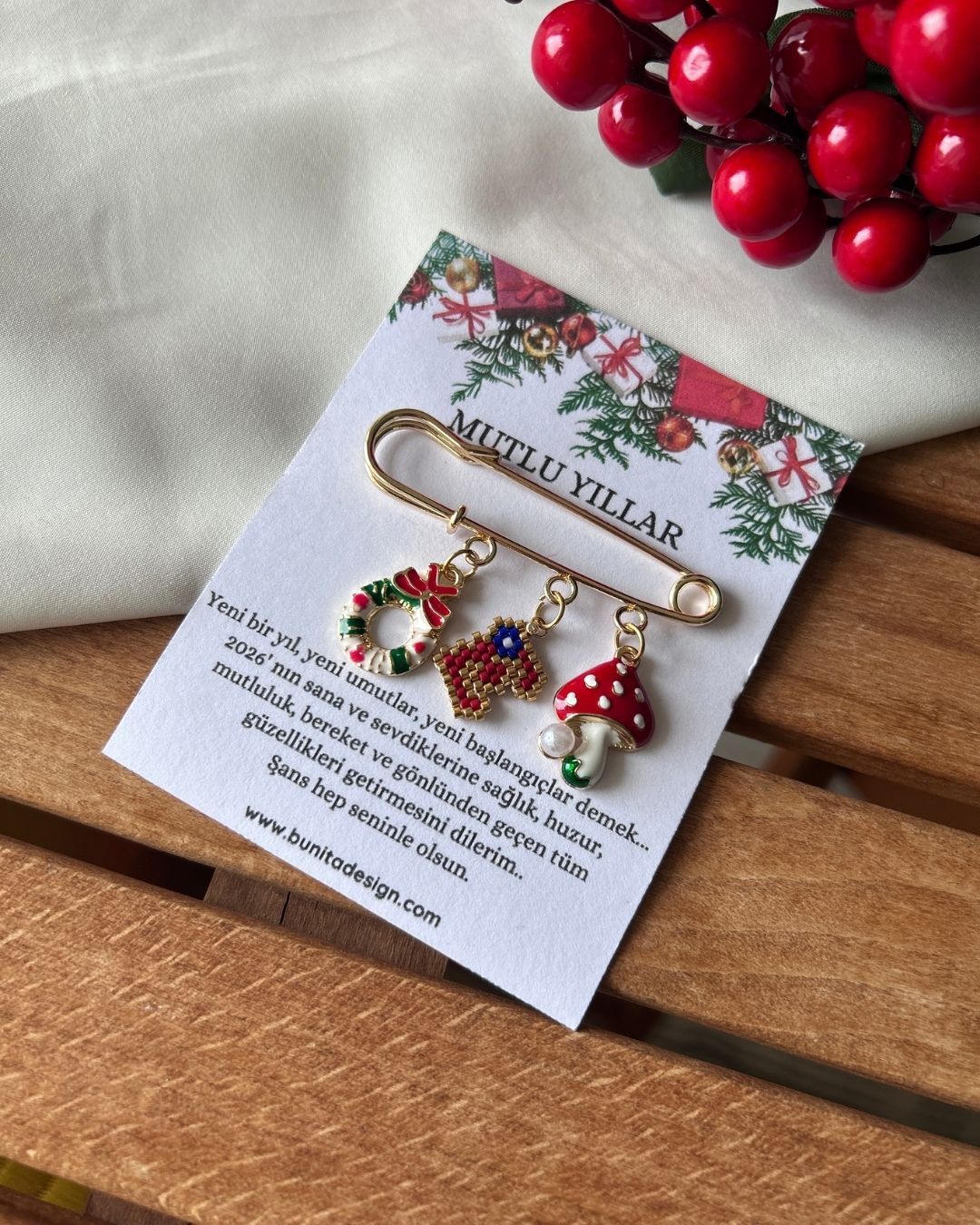 Kırmızı Yeni Yıl Konsept Charm Detay Yaka İğnesi
