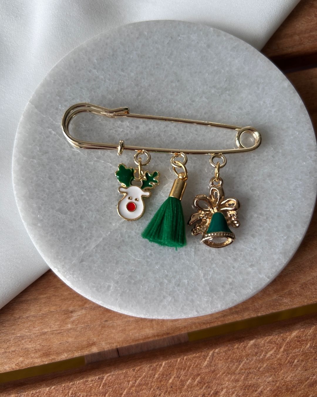 Yeşil Yeni Yıl Konsept Charm Detay Yaka İğnesi