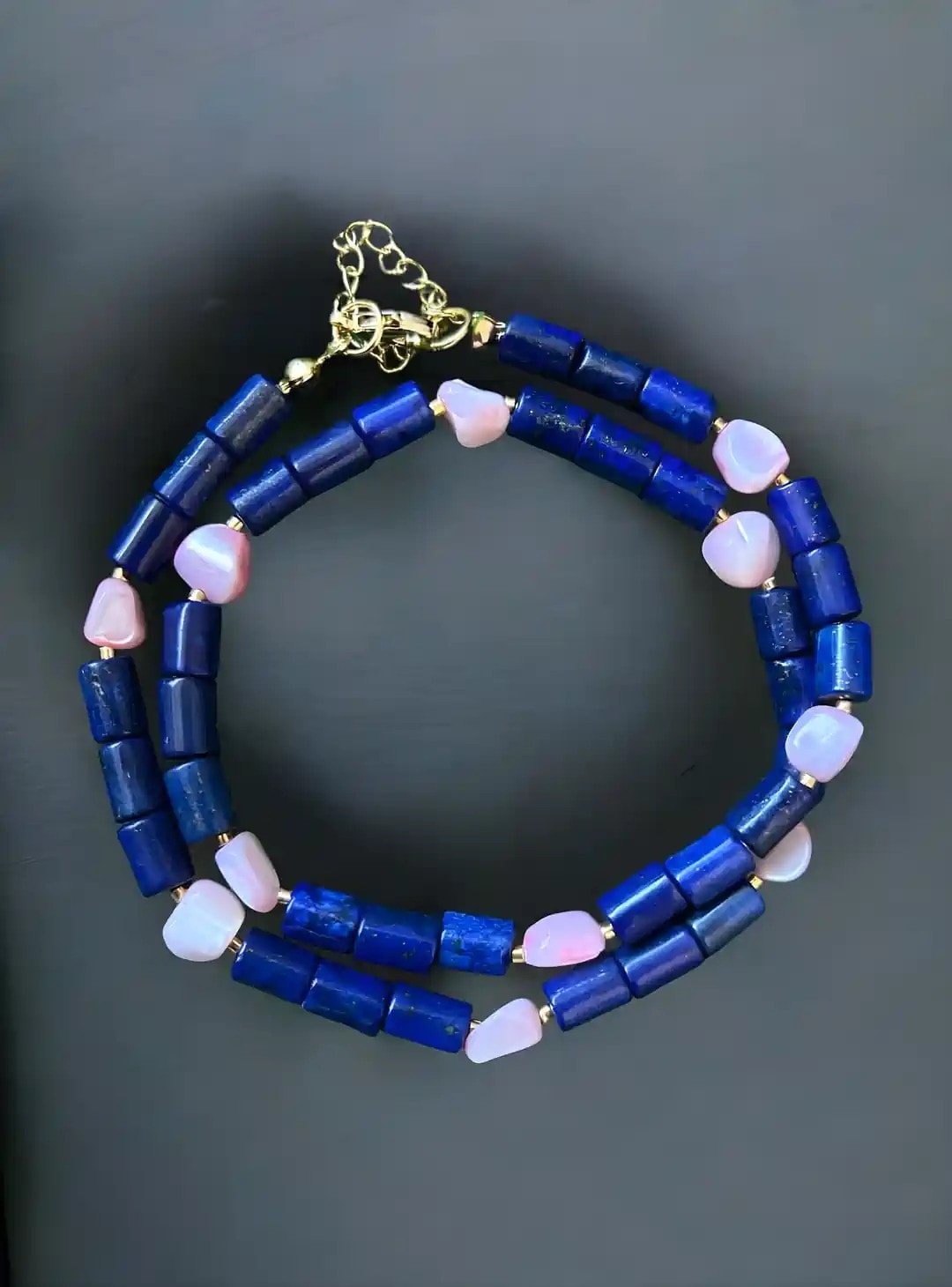 Midnight Blossom: Lapis & Pudra Kabuk Sedef Taşlı Lüks Kolye