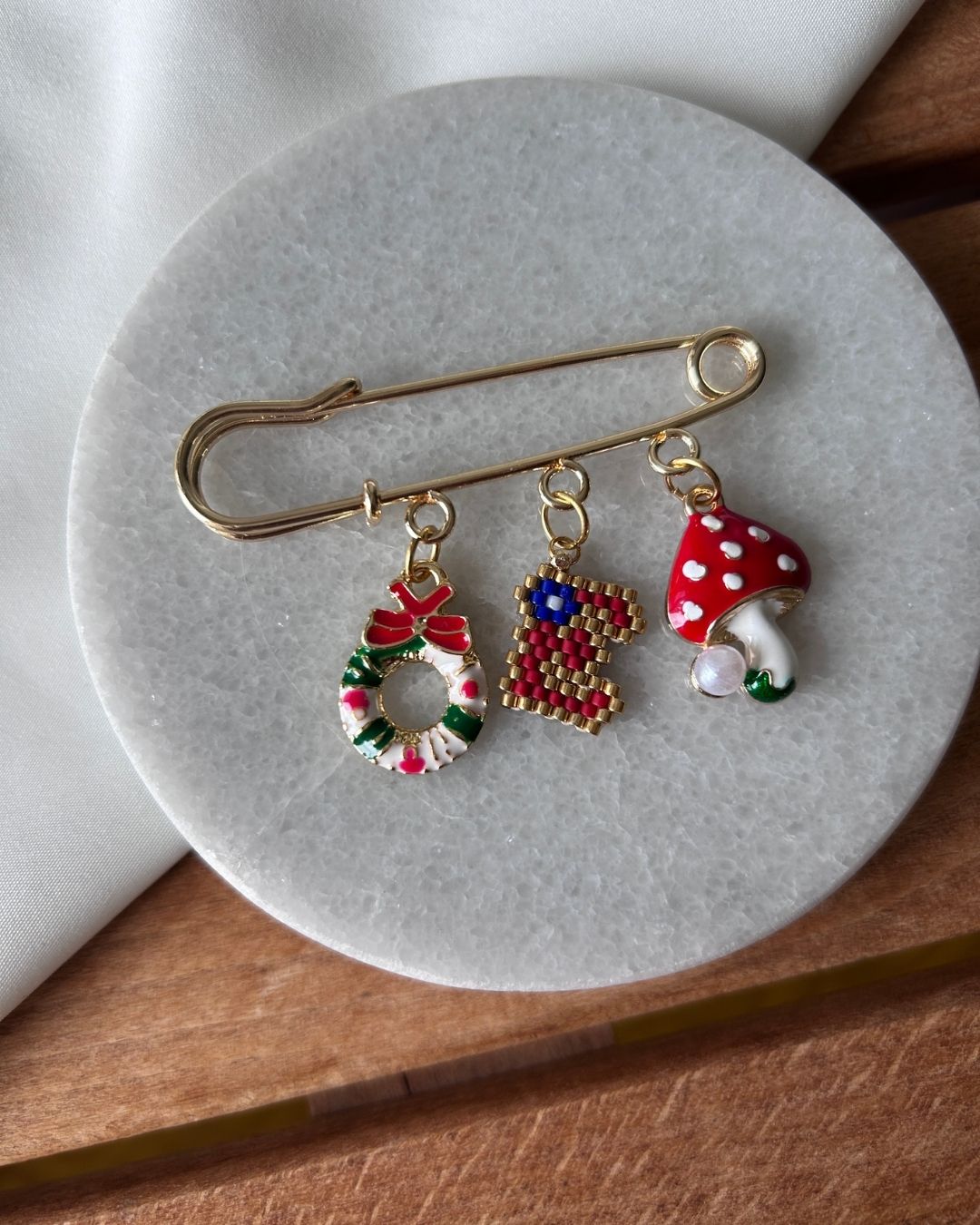 Kırmızı Yeni Yıl Konsept Charm Detay Yaka İğnesi