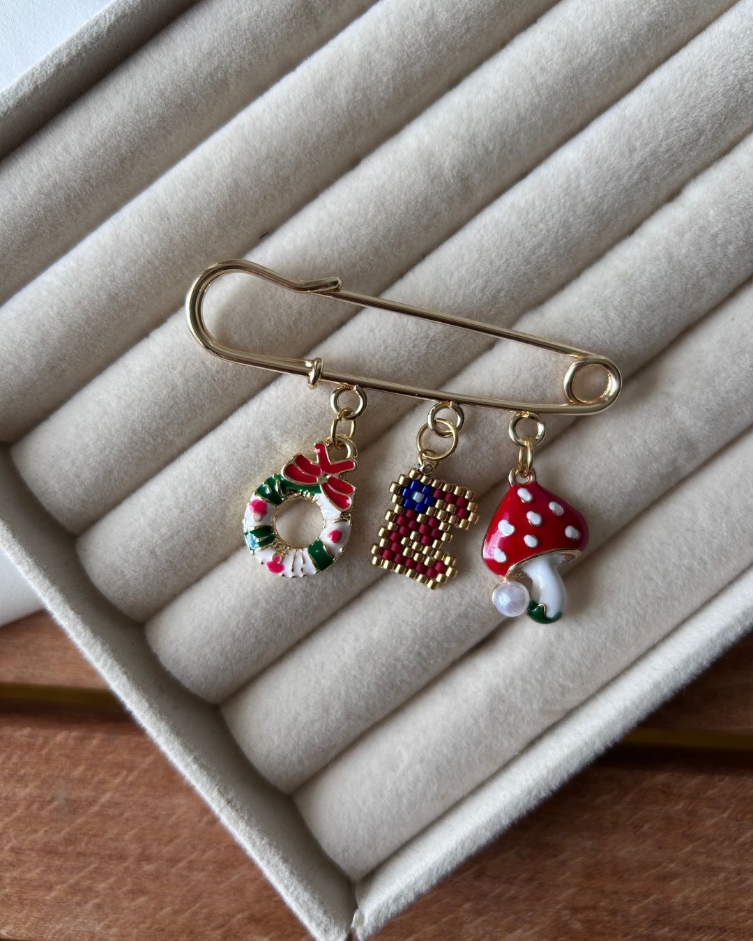 Kırmızı Yeni Yıl Konsept Charm Detay Yaka İğnesi