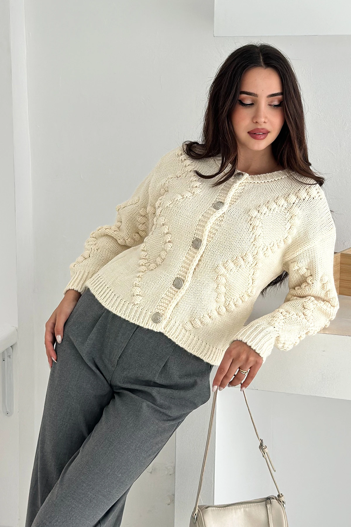 Kadın Düğmeli Dokulu Triko Hırka – Zamansız & Şehirli Stil