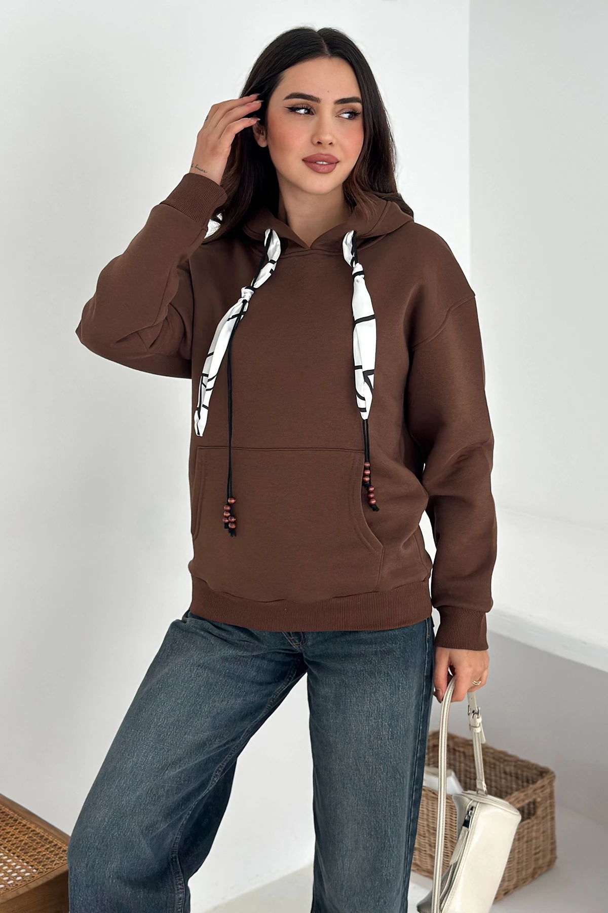 Kadın Fular Detaylı Kapüşonlu Sweatshirt – Casual Charm