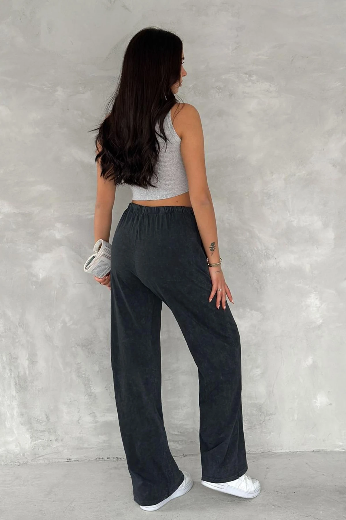 Kadın Siyah Bağcıklı Rahat Pantolon – Günlük Sokak Stili