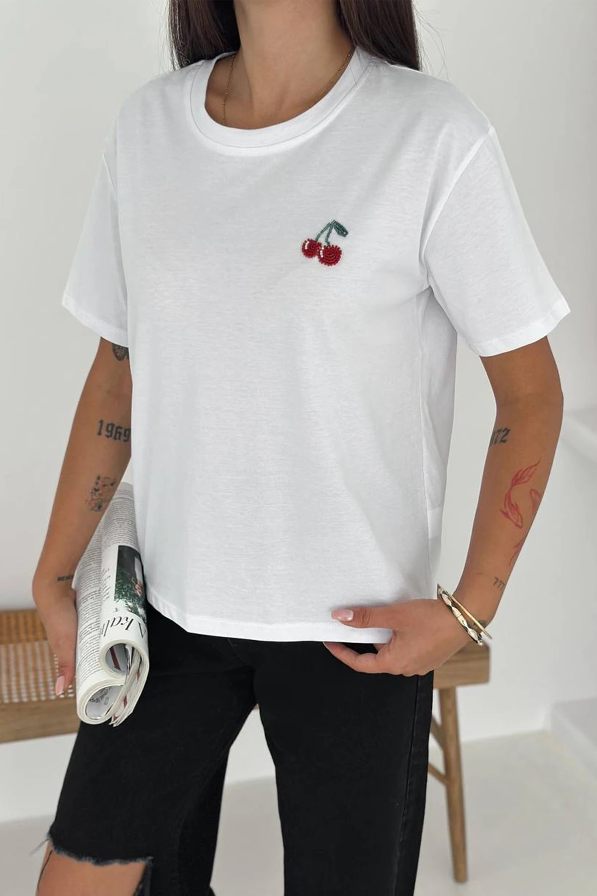 Kadın Kiraz Nakışlı Basic Tişört – Sade & Eğlenceli Stil