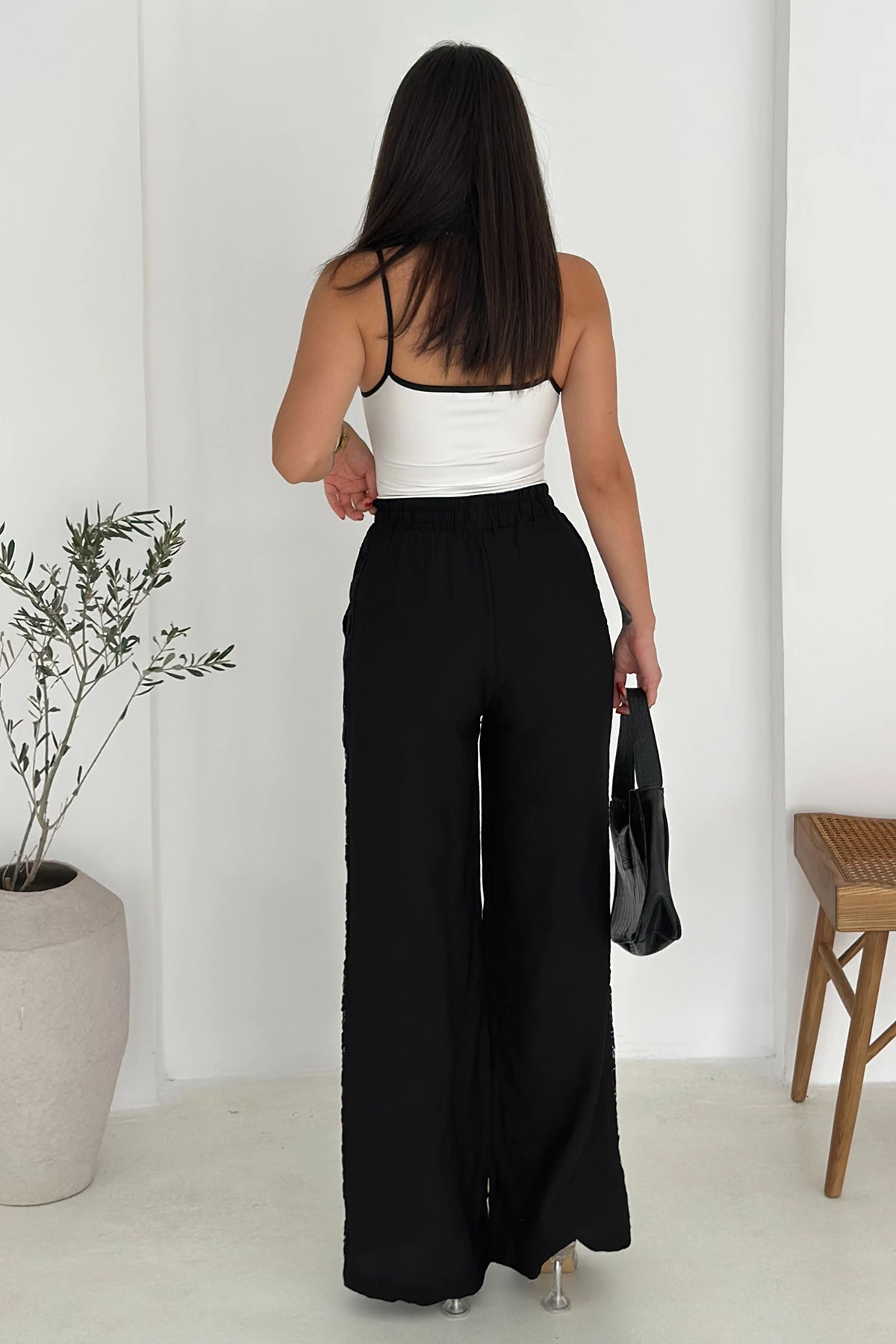 Kadın Yanları Dantel Astarlı Şortlu Pantolon – Hafif & Feminen Stil