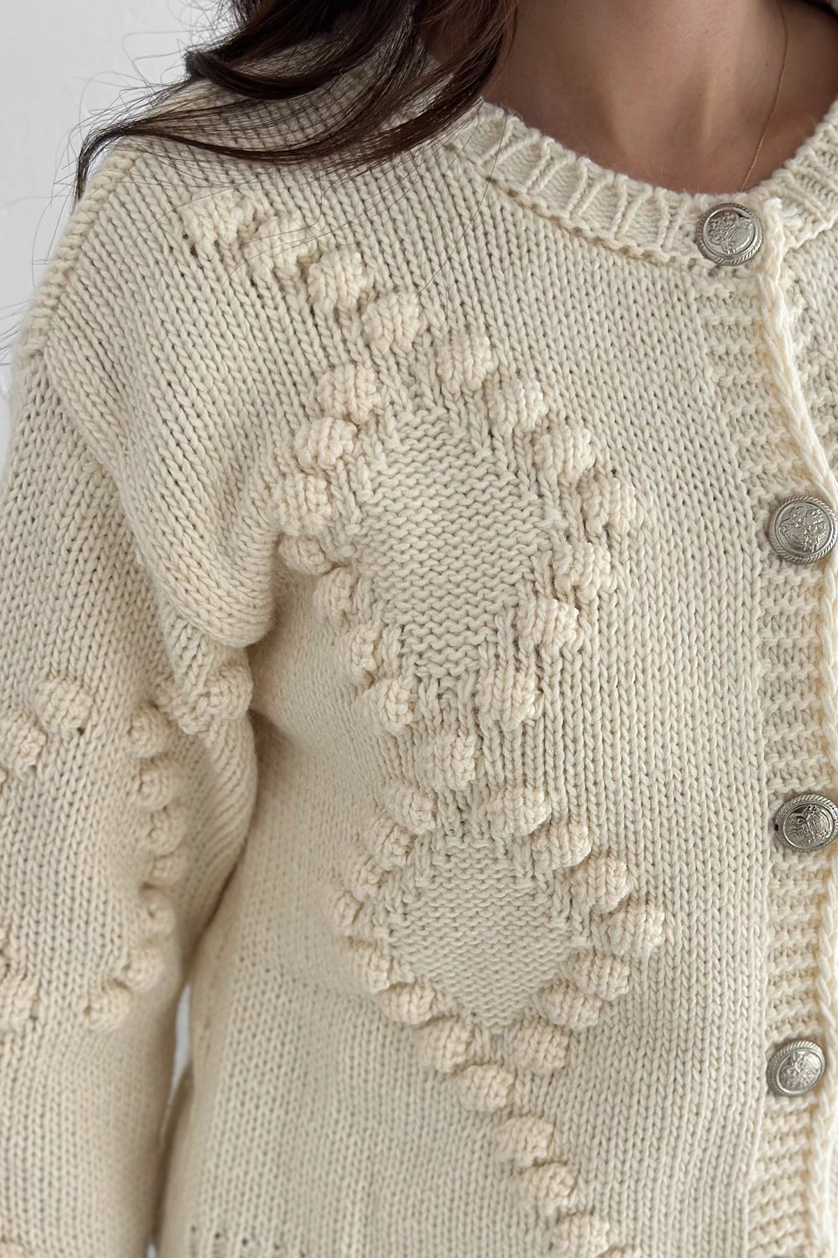 Kadın Düğmeli Dokulu Triko Hırka – Zamansız & Şehirli Stil