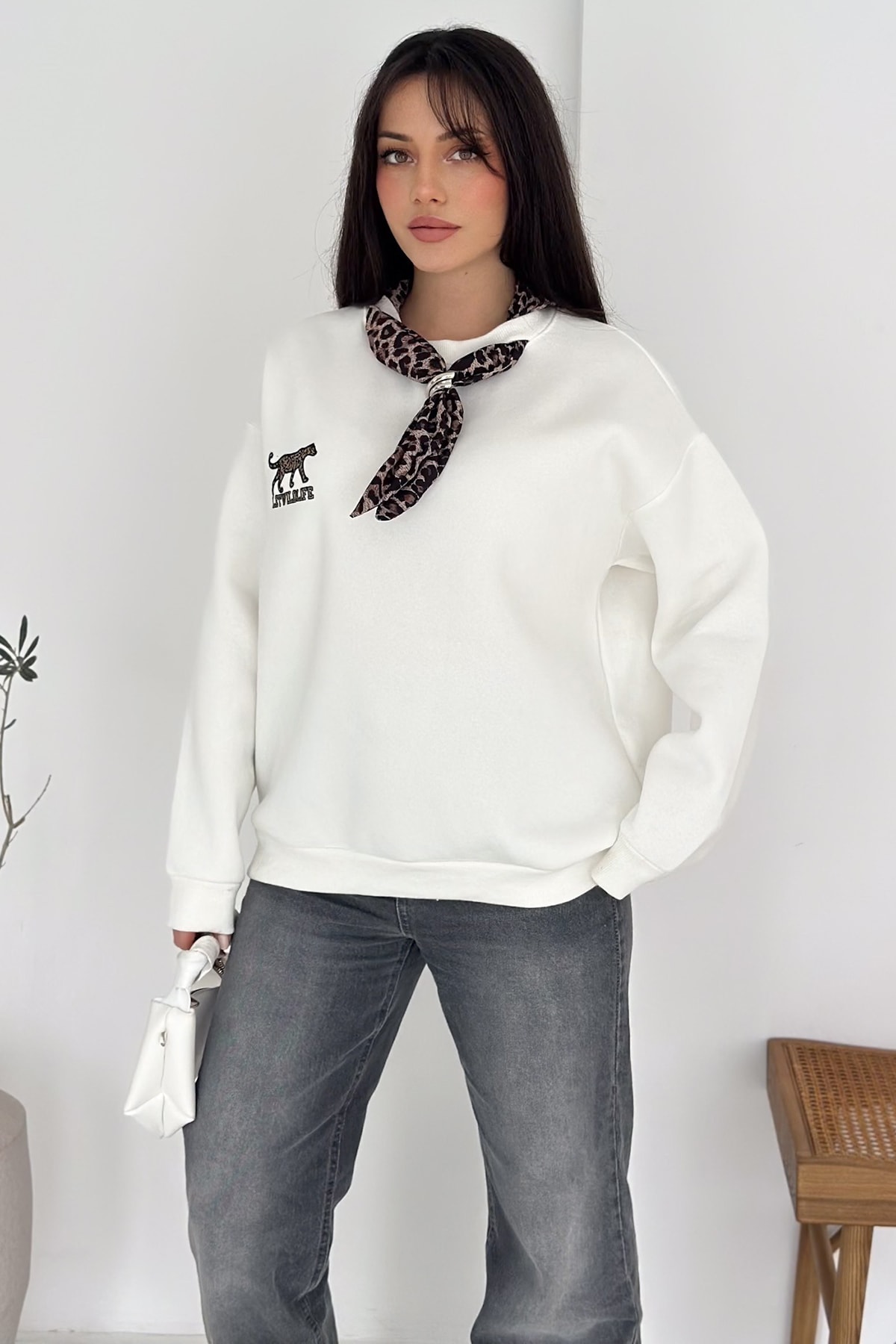 Kadın Nakış Detaylı Sweatshirt – Grafik & Şehirli Stil