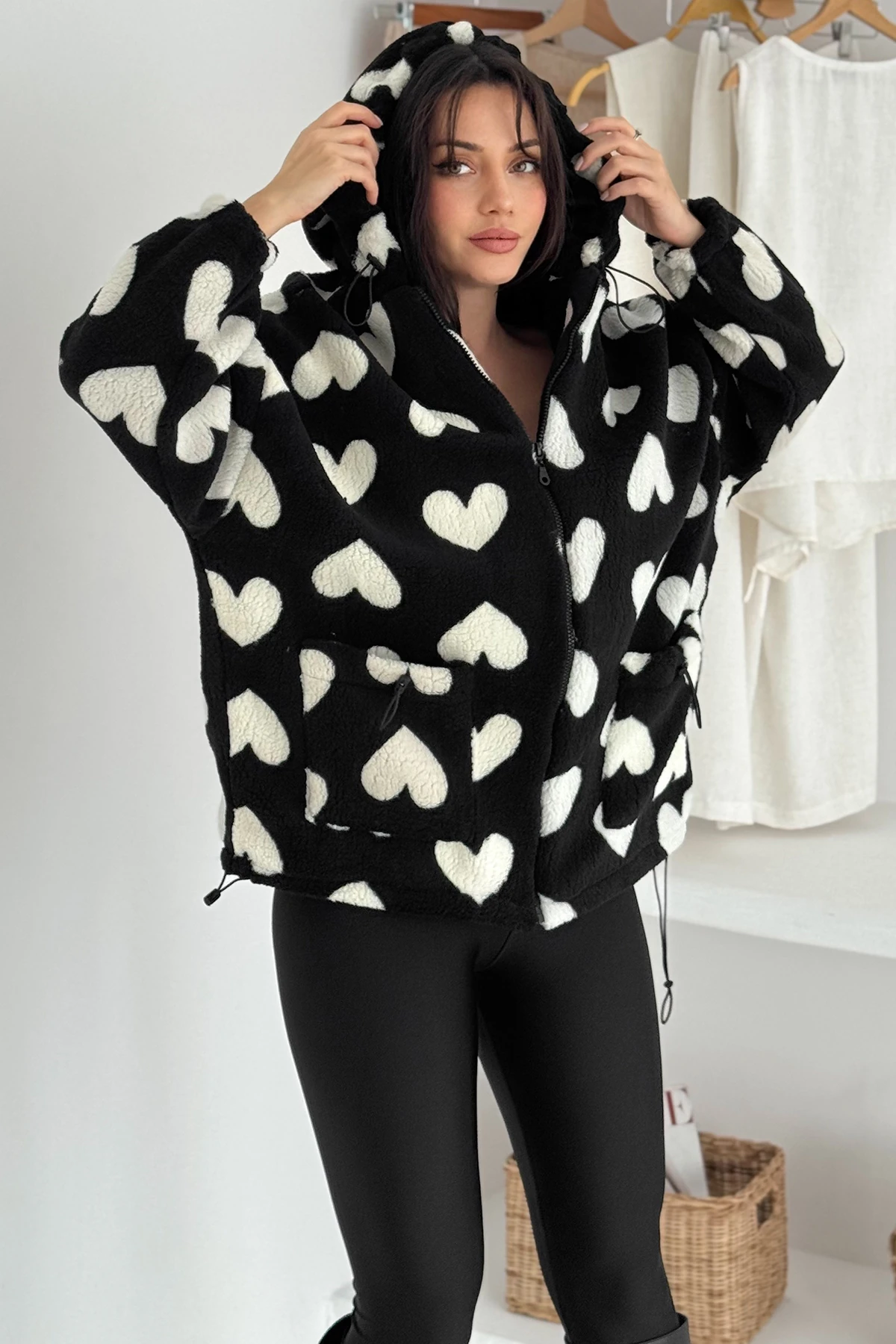 Kadın Oversize Kalp Desenli Polar Mont – Sıcak & İddialı Stil