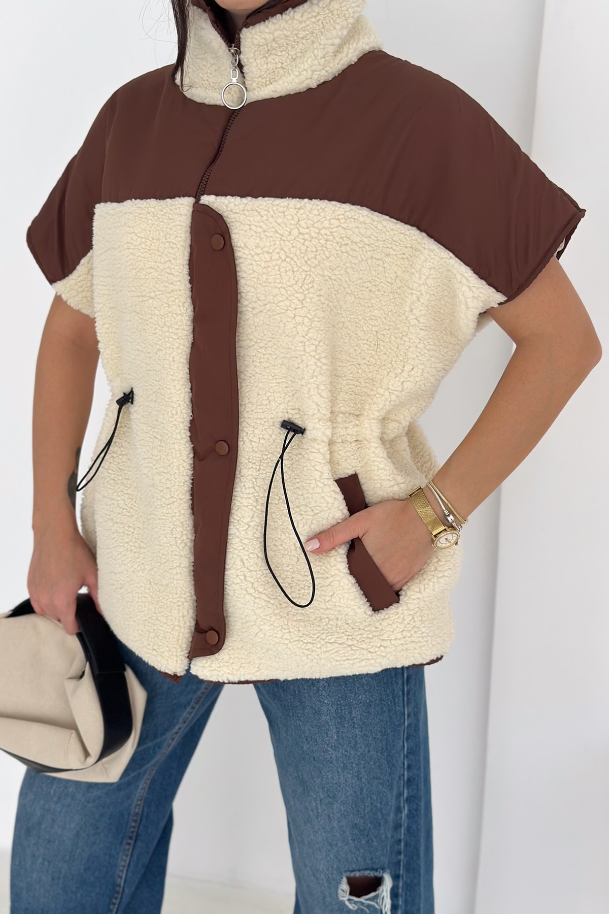 Kısa Kollu Kontrast Detaylı Astarlı Peluş Yelek – Sıcak & Stil Sahibi
