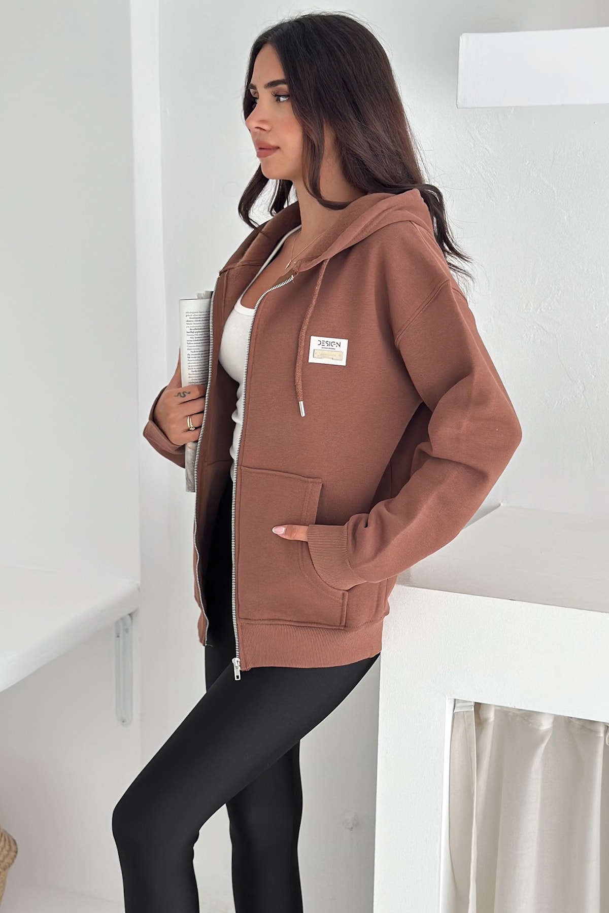 Fermuarlı Kapüşonlu Sweatshirt – “DESIGN” Etiketli