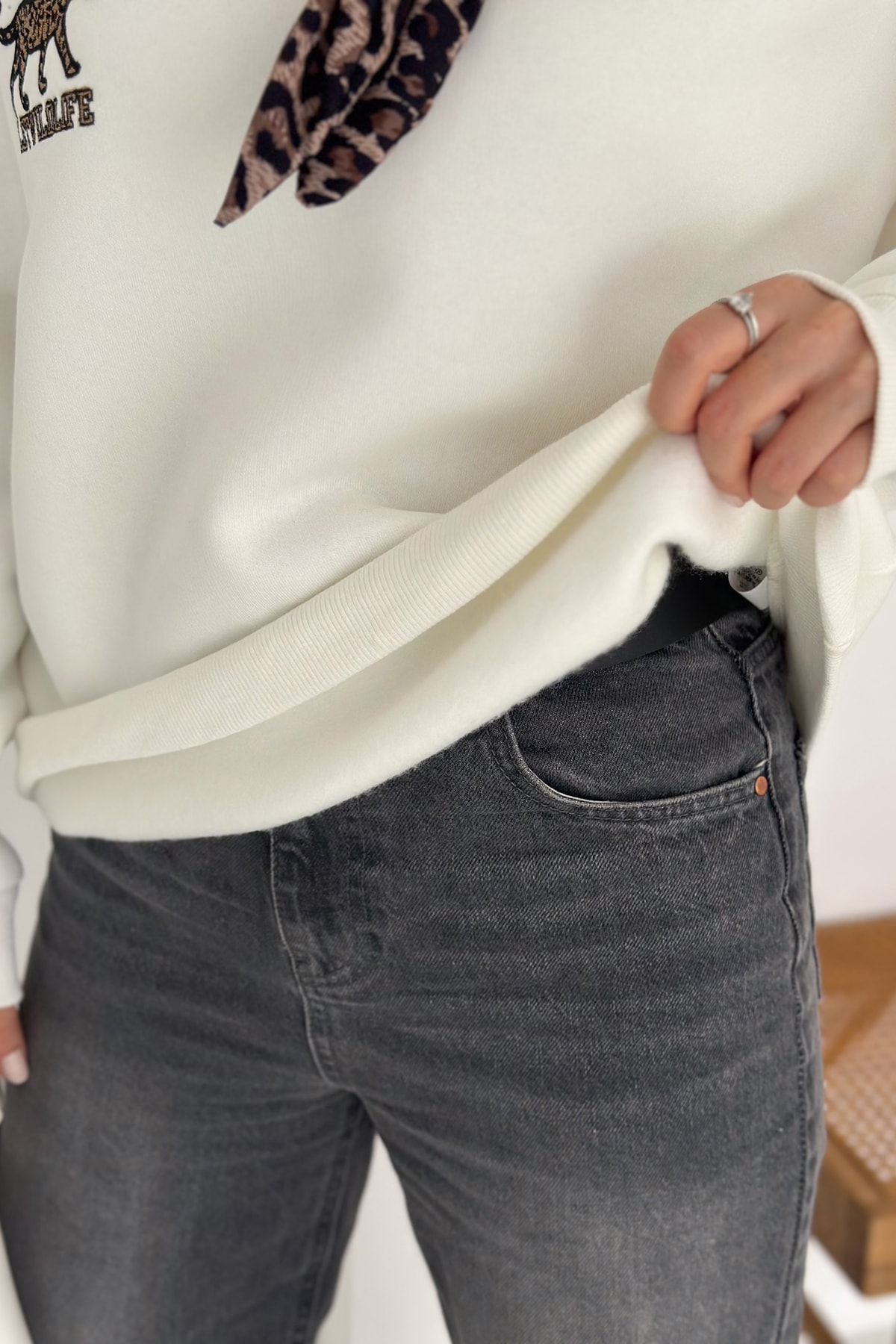 Kadın Nakış Detaylı Sweatshirt – Grafik & Şehirli Stil