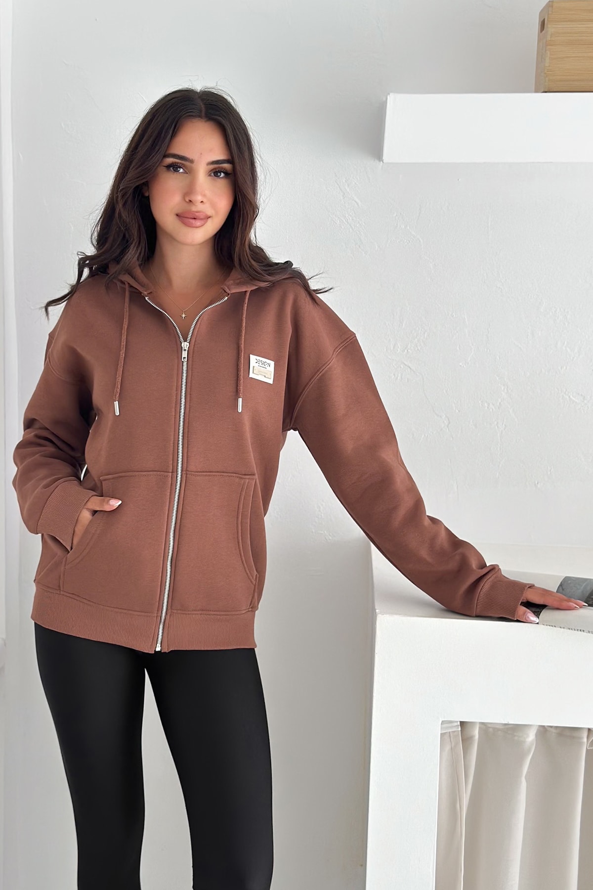 Fermuarlı Kapüşonlu Sweatshirt – “DESIGN” Etiketli