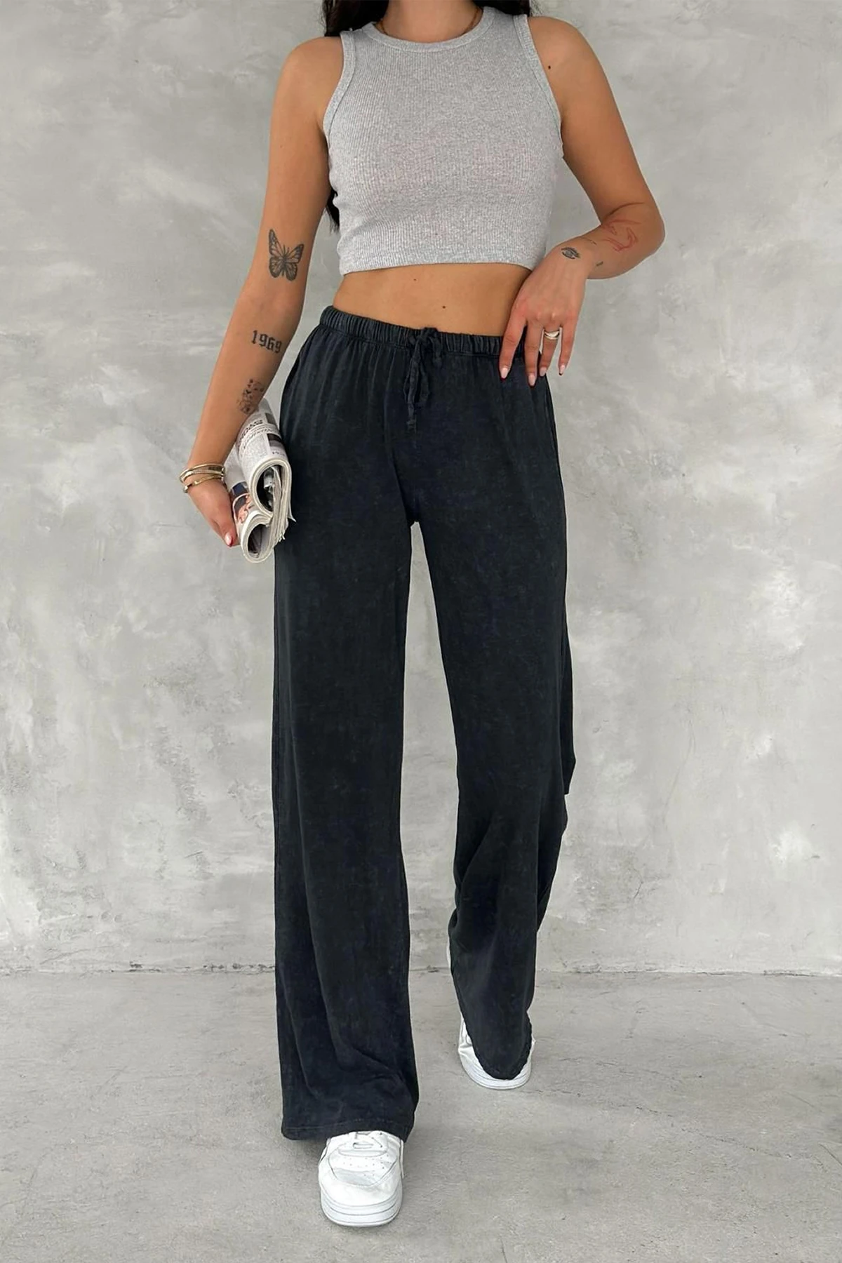 Kadın Siyah Bağcıklı Rahat Pantolon – Günlük Sokak Stili