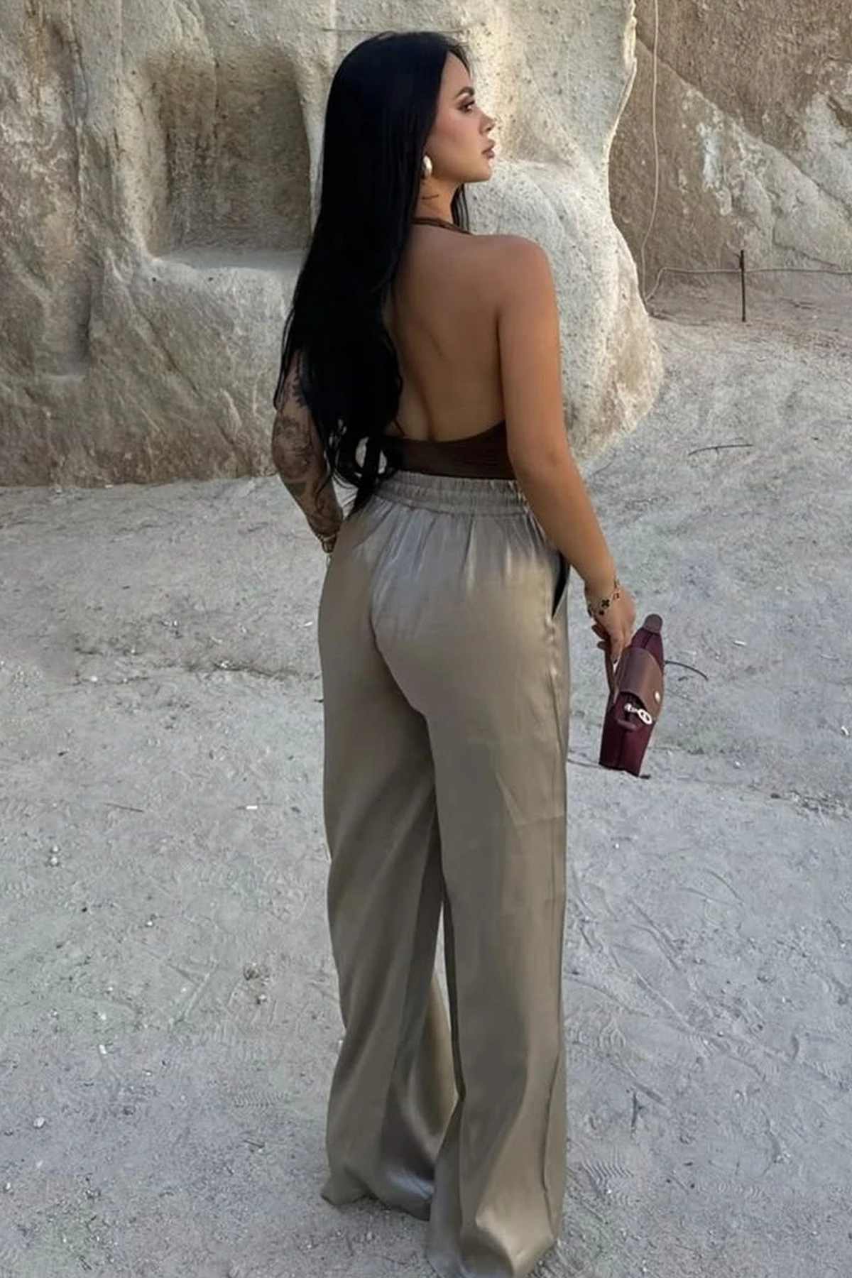 Kadın Parlak Saten Bol Paça Pantolon – Rahat Kesim & Şehirli Stil