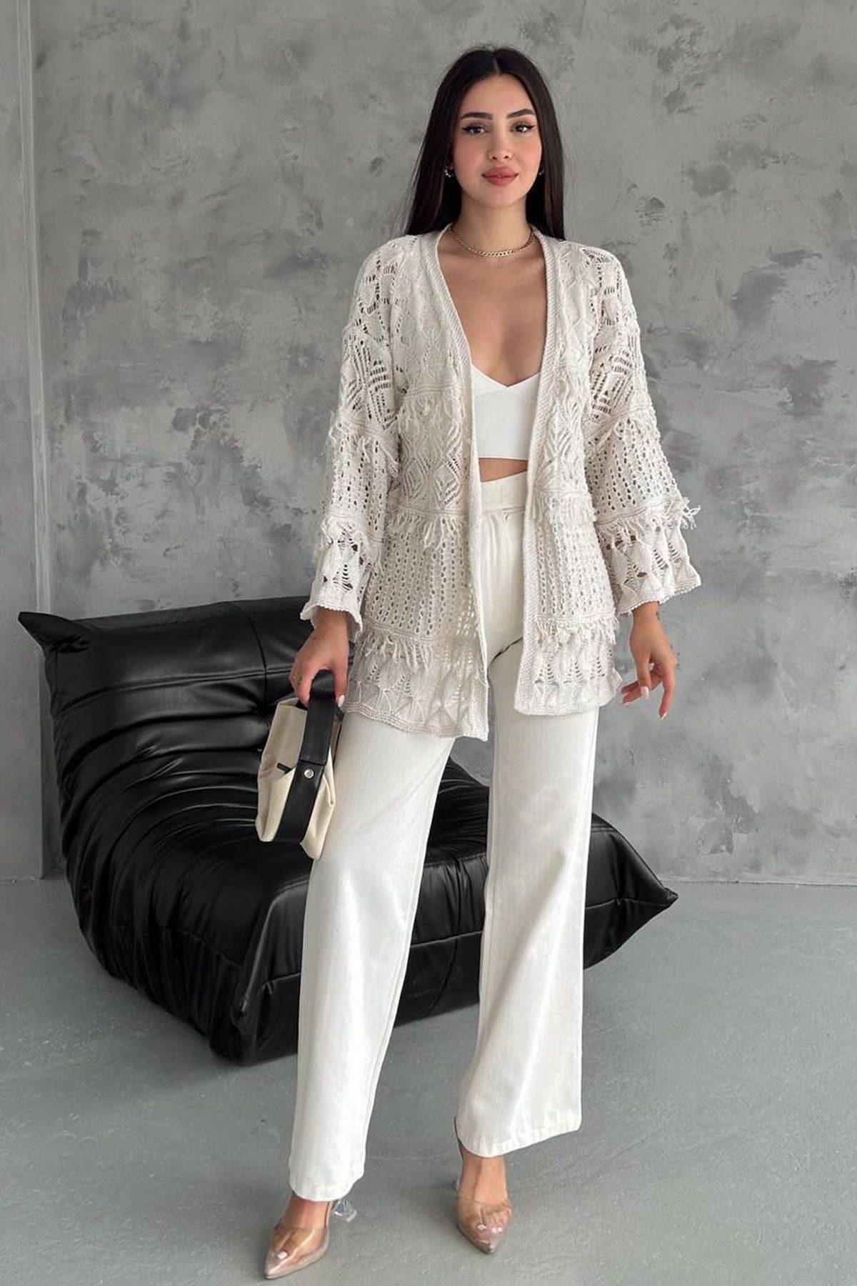 Kadın Desenli Açık Örgü Hırka – Romantik & Modern Stil