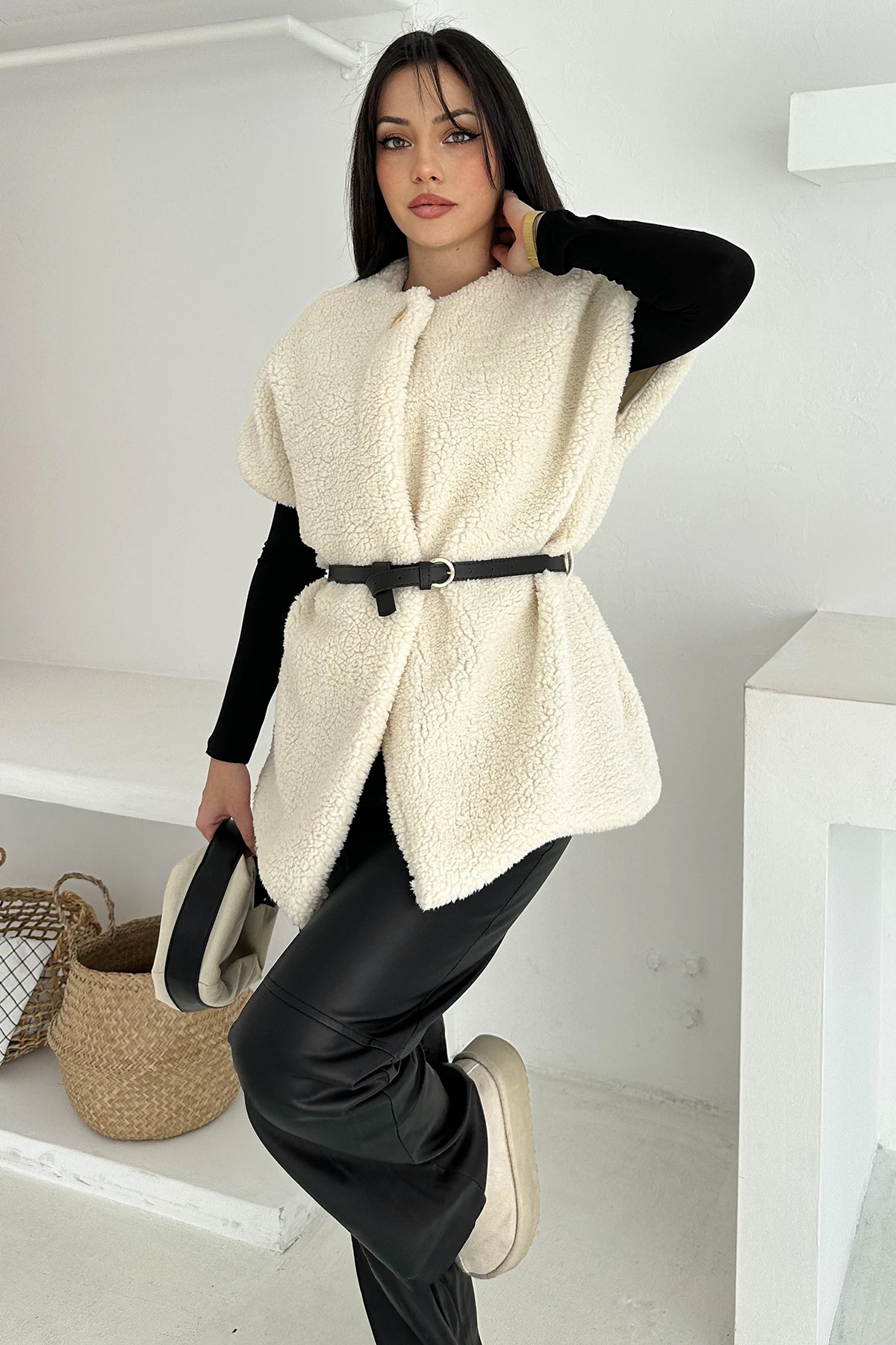 Kadın Kemerli Peluş Yelek – Sıcak & Yapılandırılmış Kış Stili