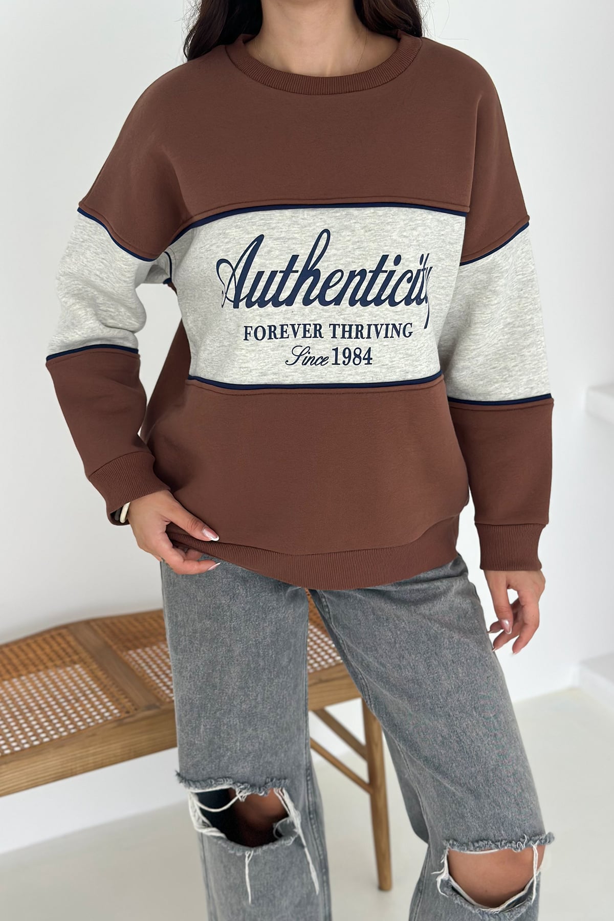 “Authenticity” Baskılı Renk Bloklu Sweatshirt – Sokak Ruhunu Yansıt