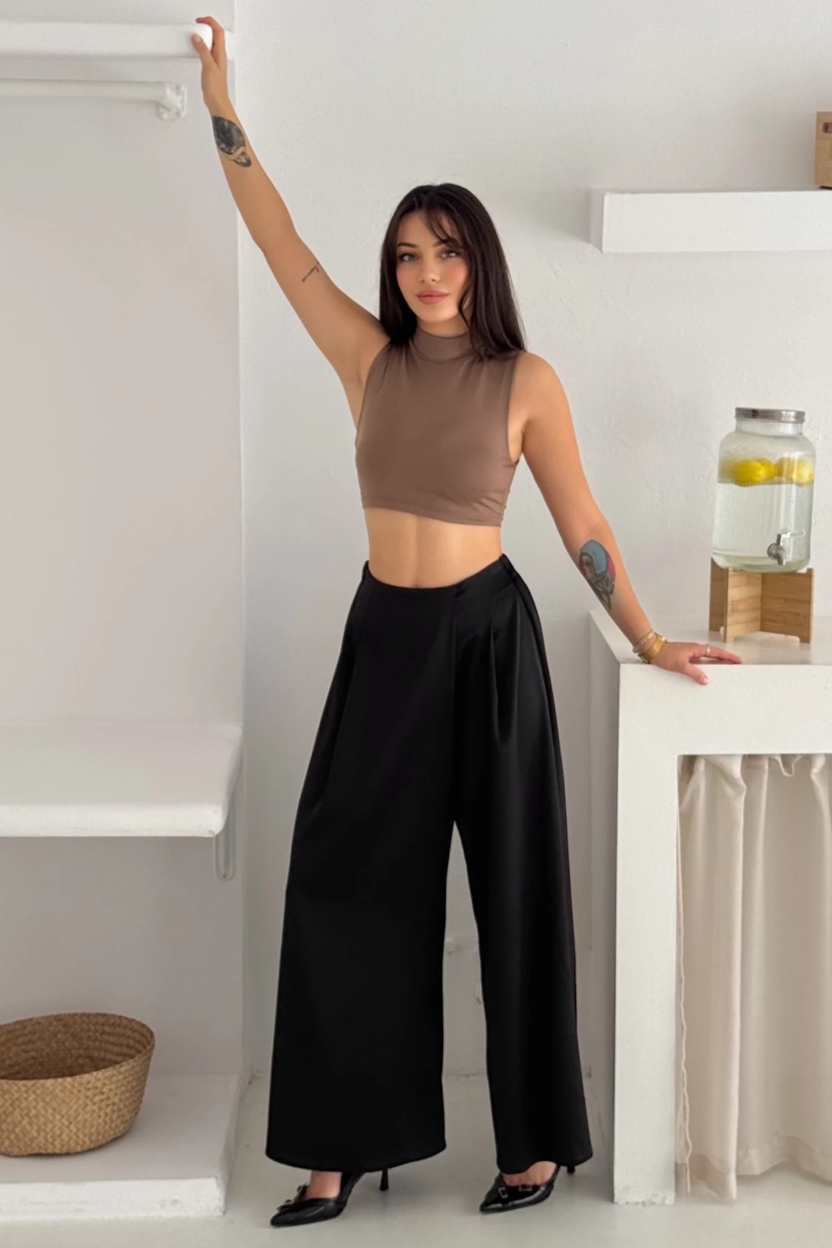 Kadın Pileli Bol Paça Saten Kumaş Pantolon – Güçlü & Zamansız Stil