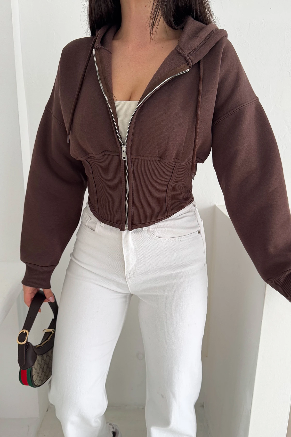 Kadın Siyah Fermuarlı Hoodie – Minimal Sokak Ruhuyla