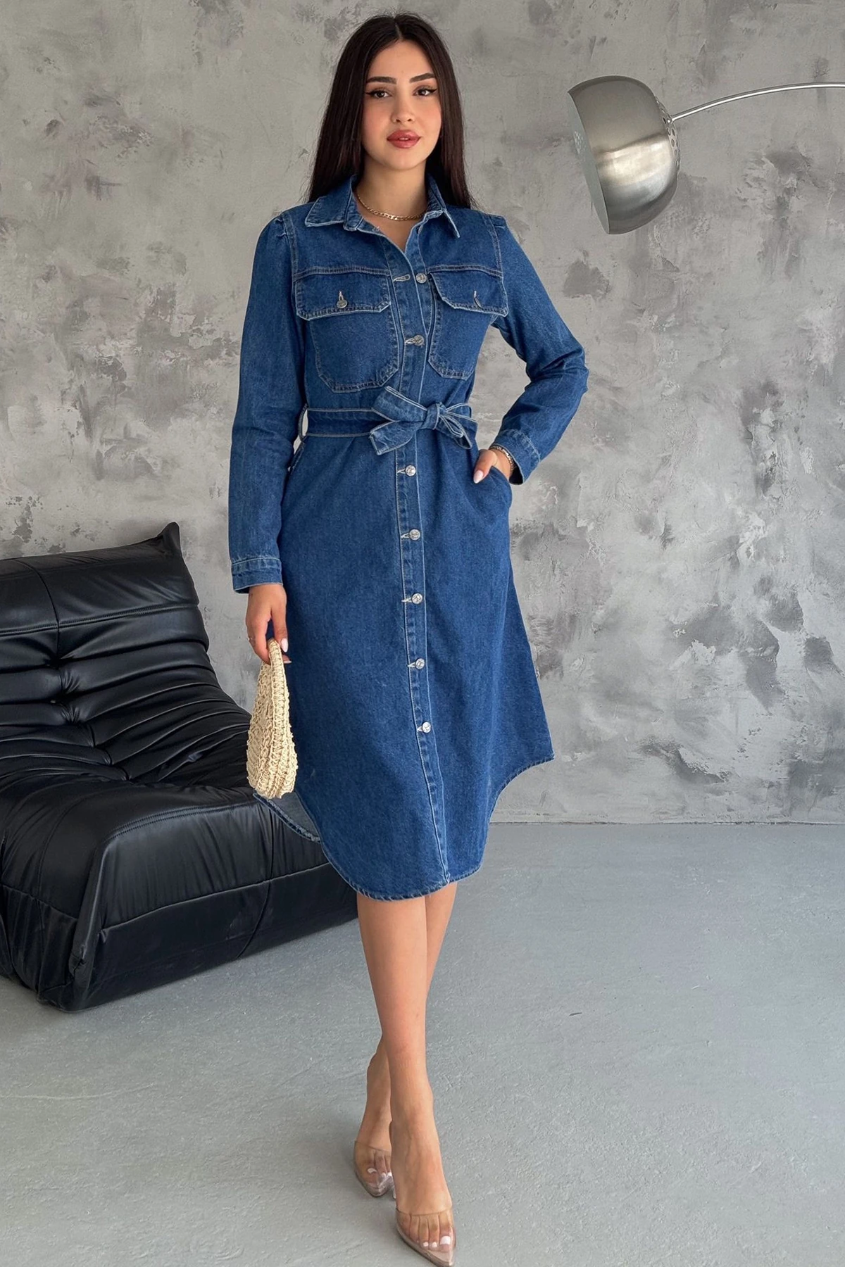 Kadın Kuşaklı Düğmeli Denim Elbise – Yapılandırılmış & Şehirli Stil