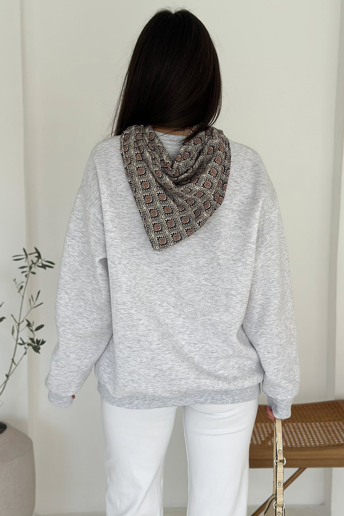 Kadın Dekoratif Yakalı Likralı Sweatshirt – Konforlu & Karakterli Stil