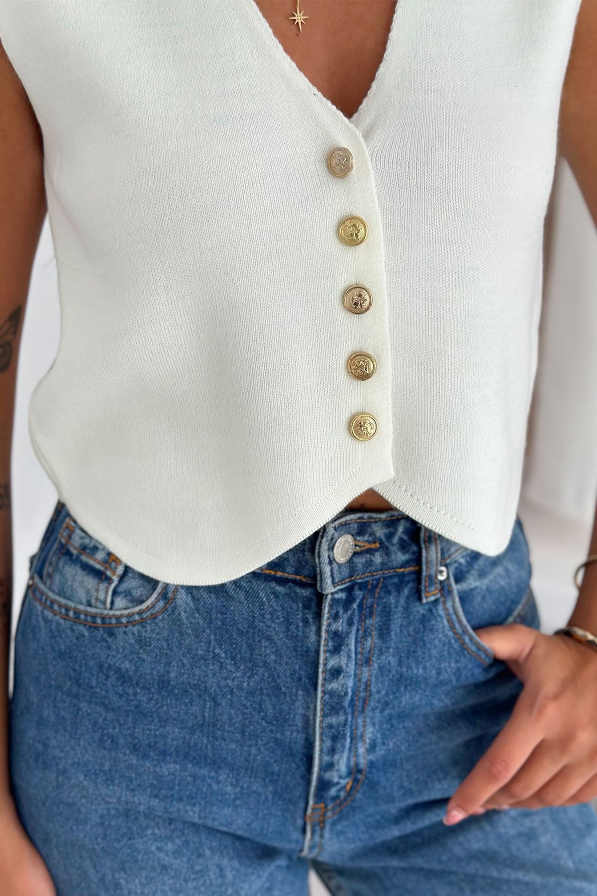 Kadın Düğmeli Triko Yelek – Modern & Katmanlı Stil