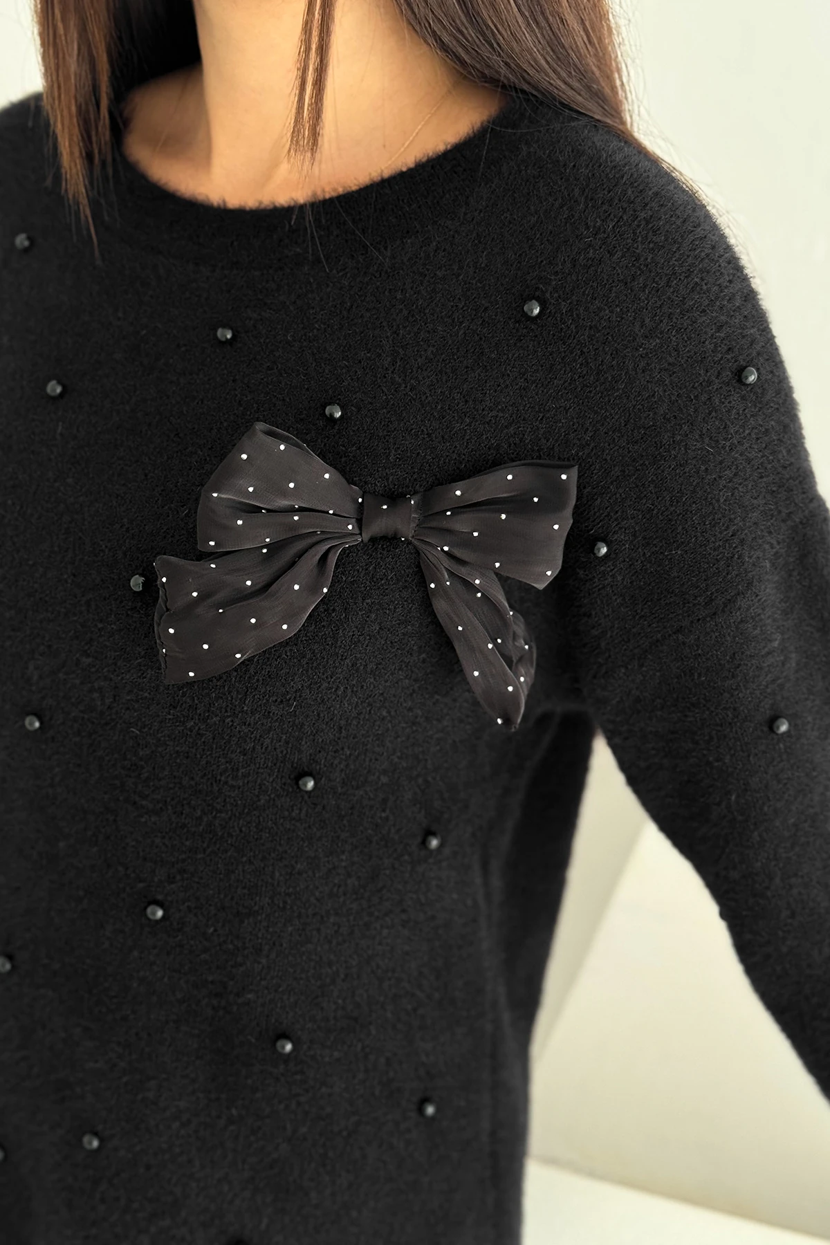 Kadın Boncuk Detaylı Fiyonk Triko Kazak – Zarif & Eğlenceli Stil