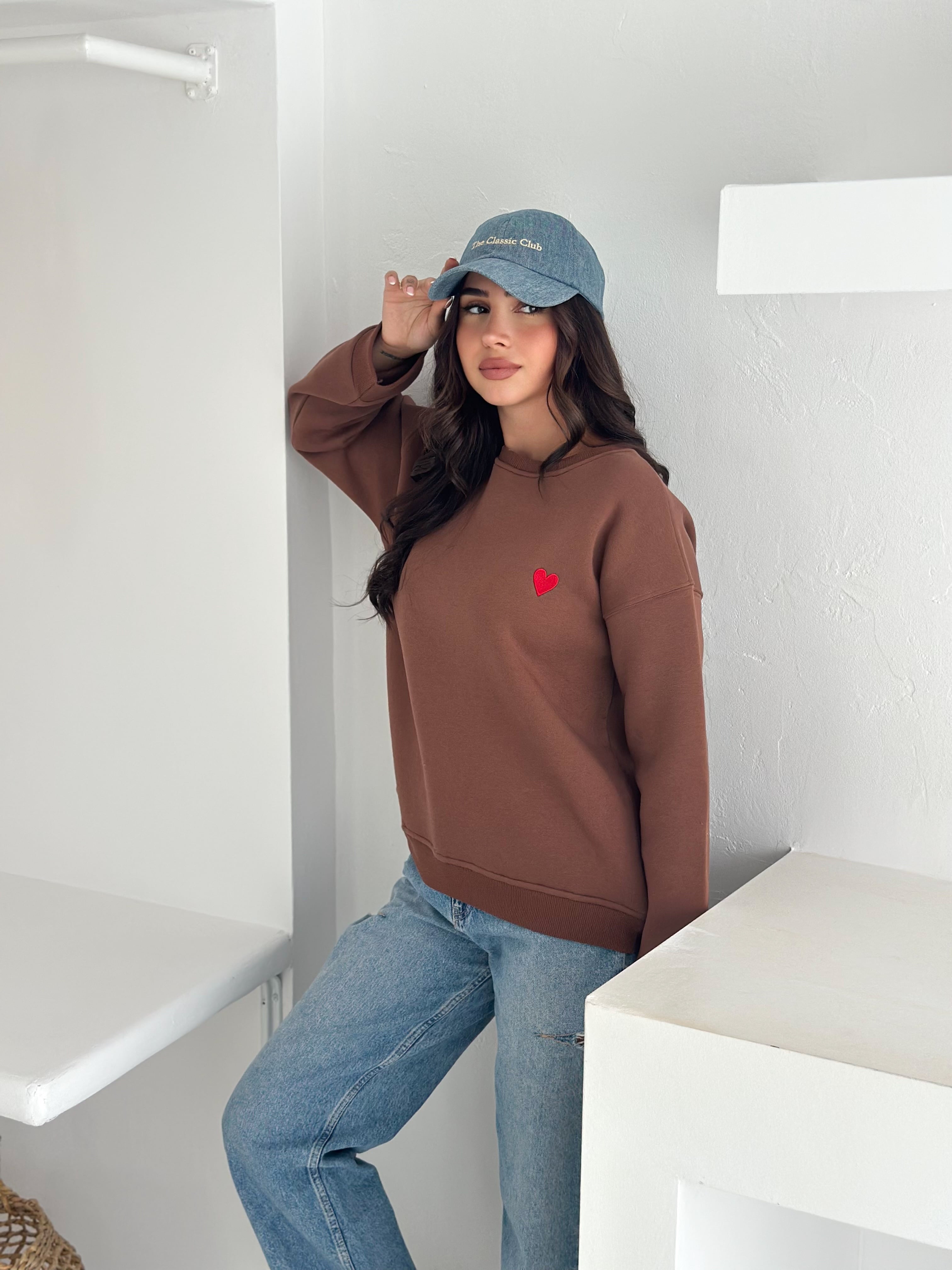Kadın Kalp Nakışlı Sweatshirt – Sade & Sevgi Dolu Stil