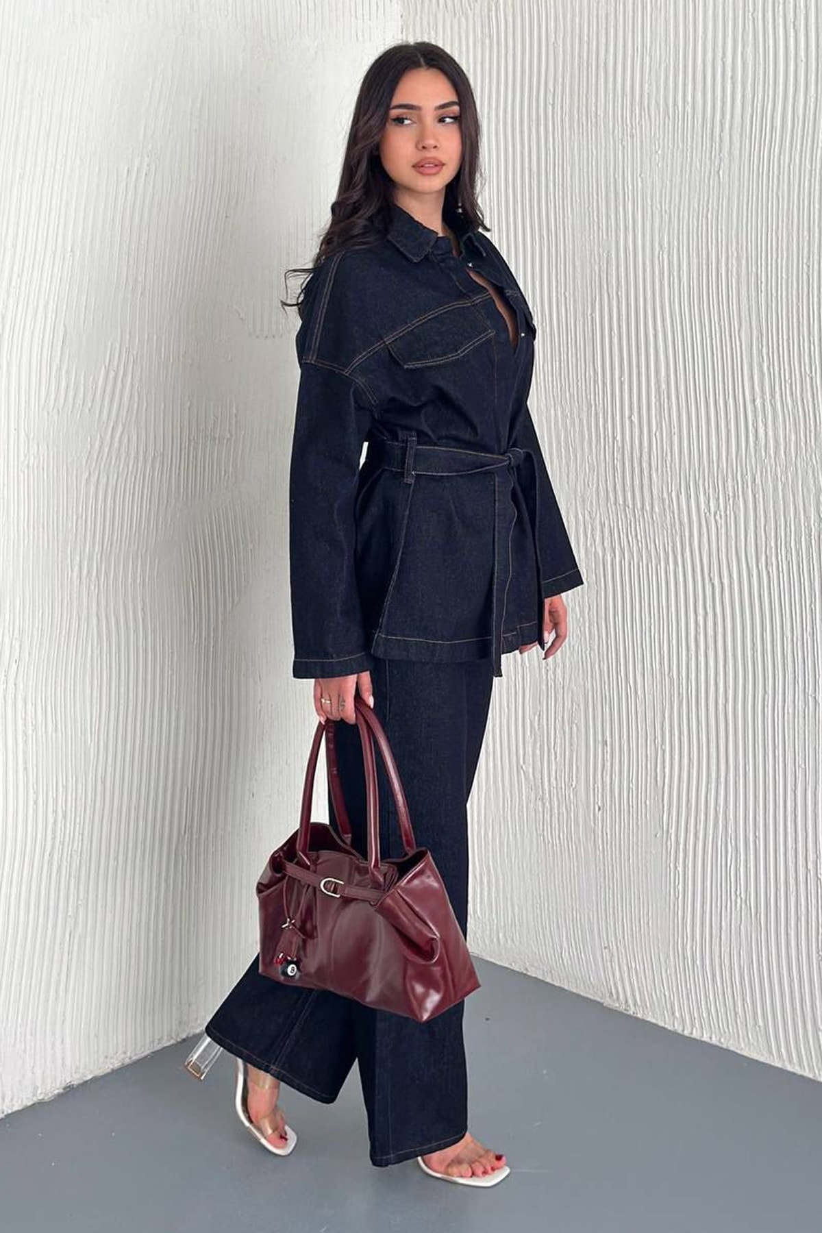 Kadın Kuşaklı Denim Pantolon & Ceket Takımı – Modern & Güçlü Siluet