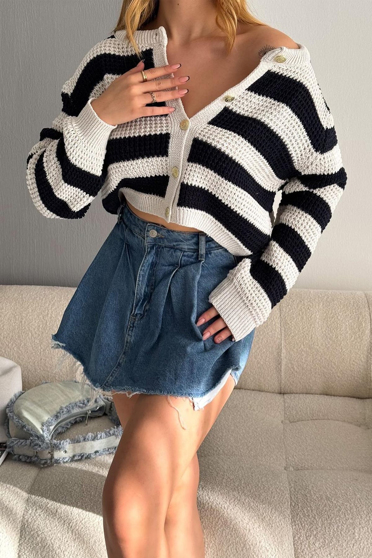 Kadın Altın Düğmeli Çizgili Triko Hırka – Yumuşak Dokulu & Oversize Kesim