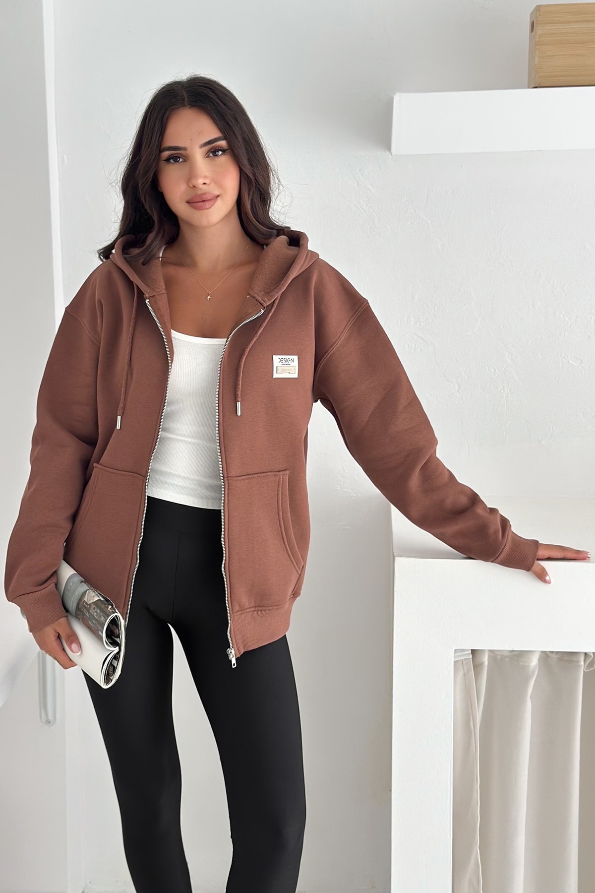 Fermuarlı Kapüşonlu Sweatshirt – “DESIGN” Etiketli