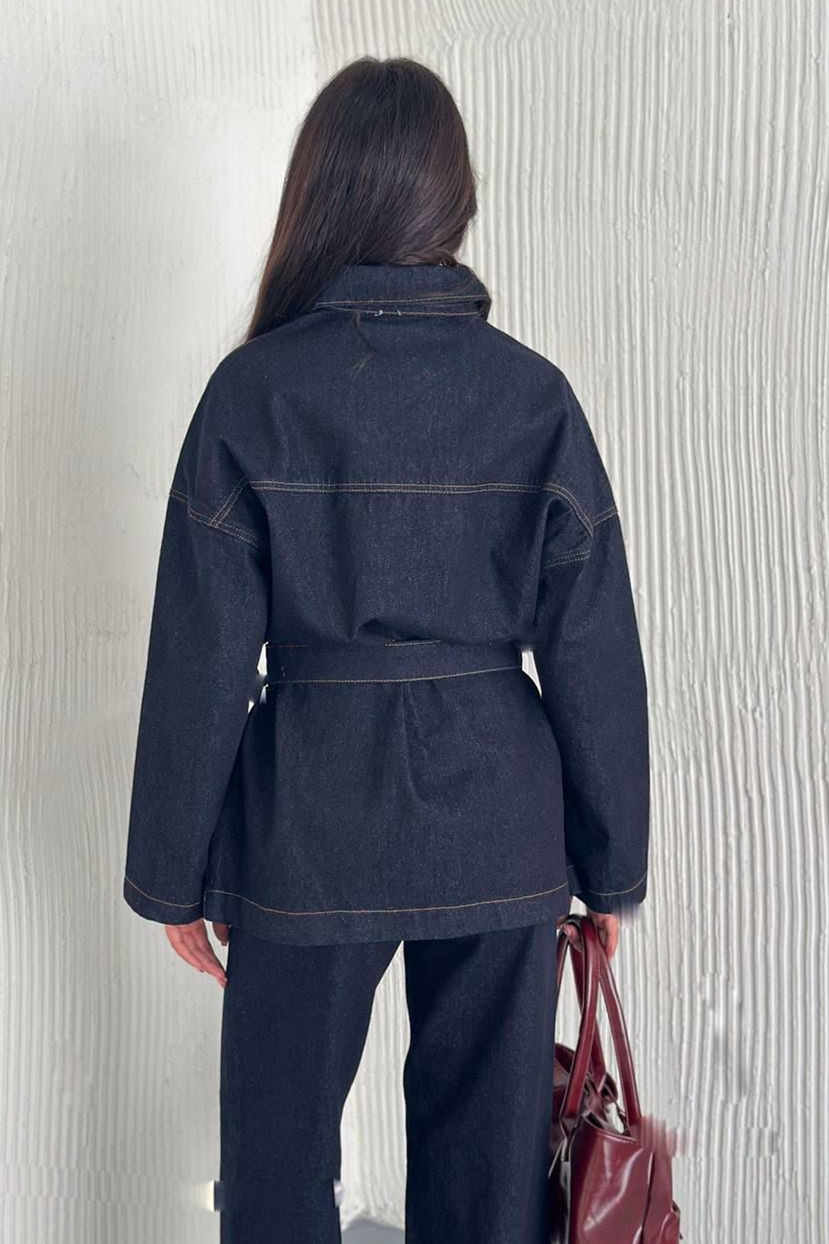 Kadın Kuşaklı Denim Pantolon & Ceket Takımı – Modern & Güçlü Siluet