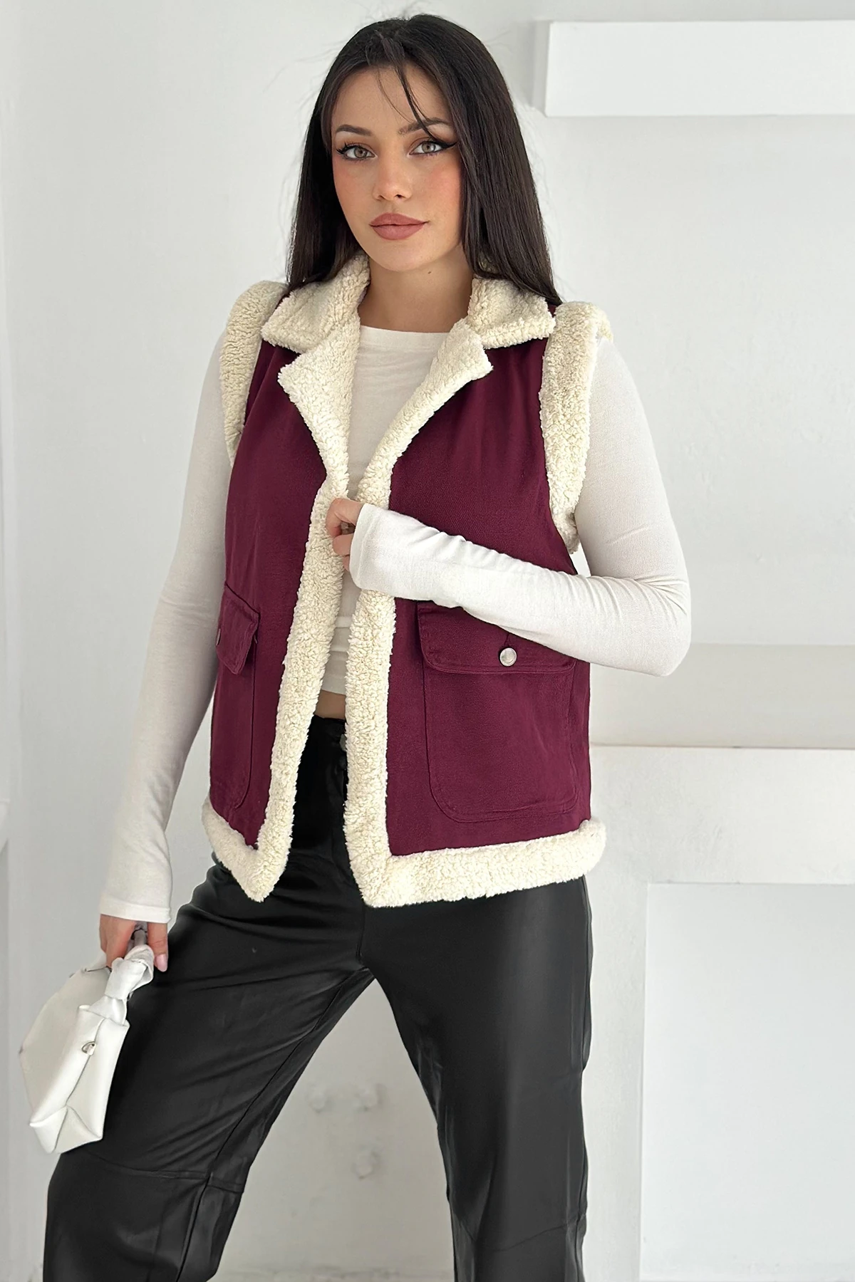 Kadın Peluş Kenarlı Cepli Yelek – Kontrastlı & Kışlık Stil